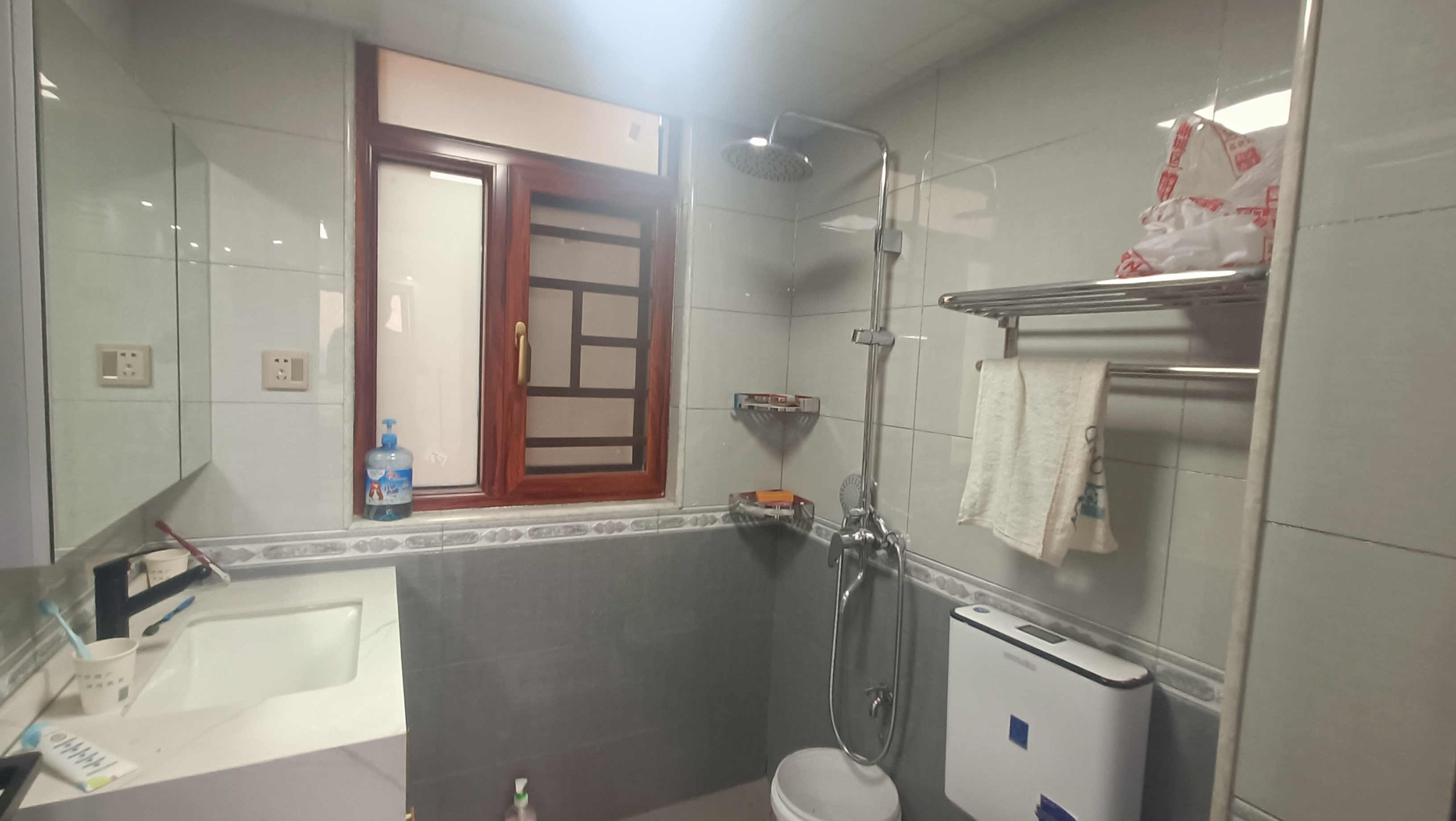 一六九.星城  3室2厅2卫    1800.0元/月室内图