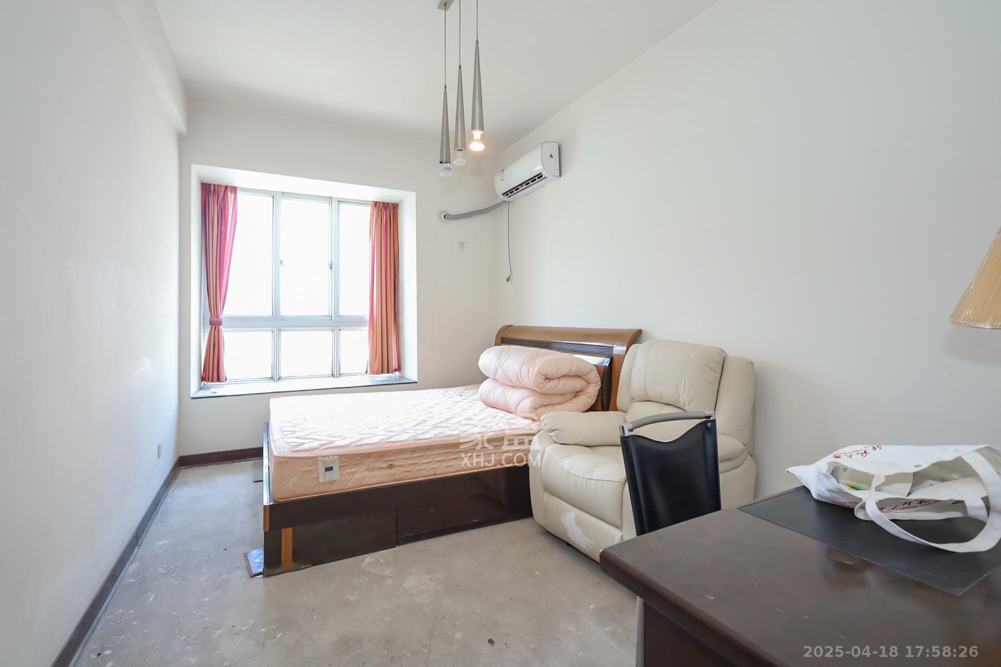 江岸景苑 3室2厅2卫 165.0万 江岸景苑 3室2厅2卫 165.0万卧室