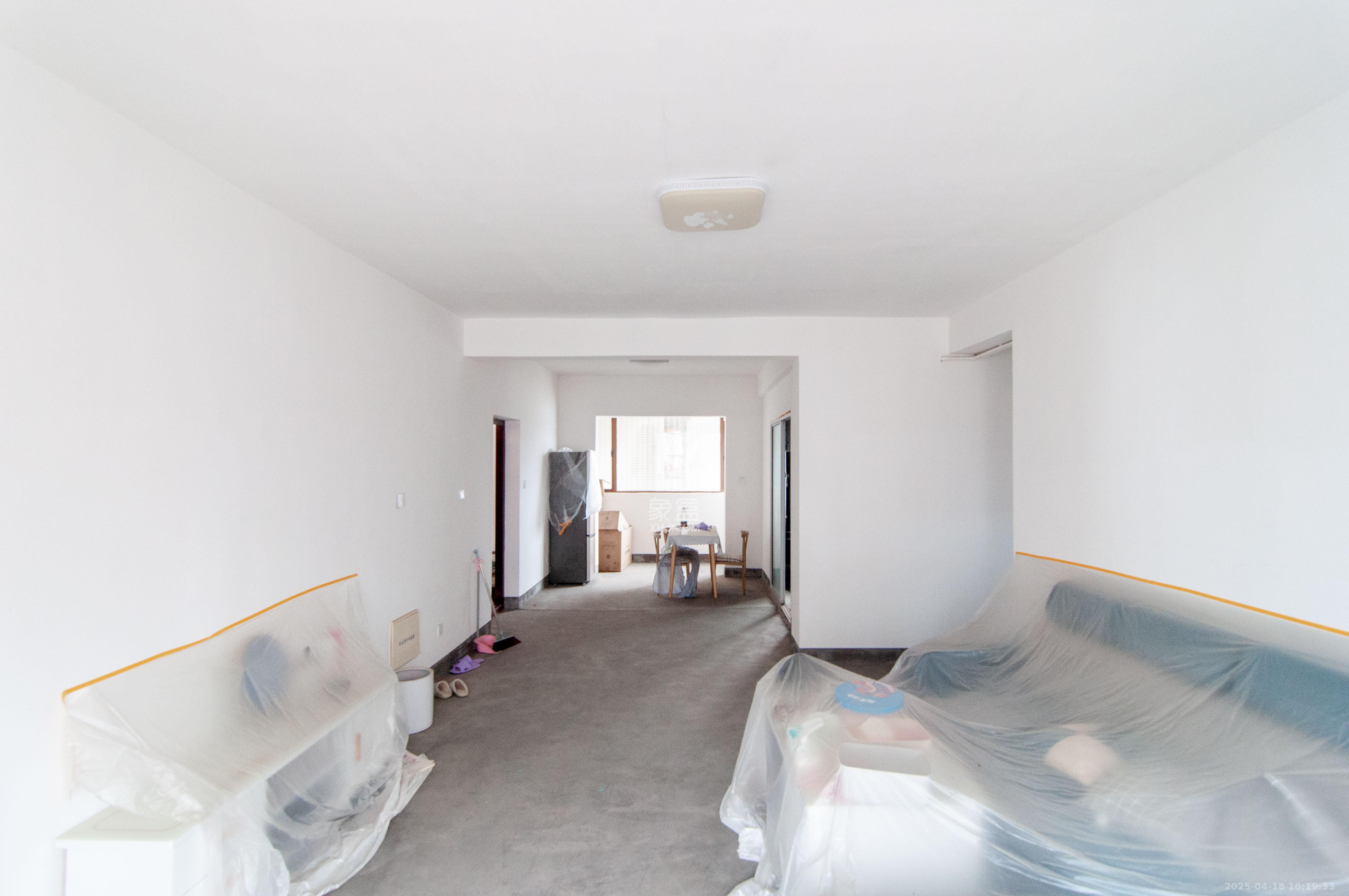 高信向日葵 3室2厅2卫 140.0万 高信向日葵 3室2厅2卫 140.0万客厅