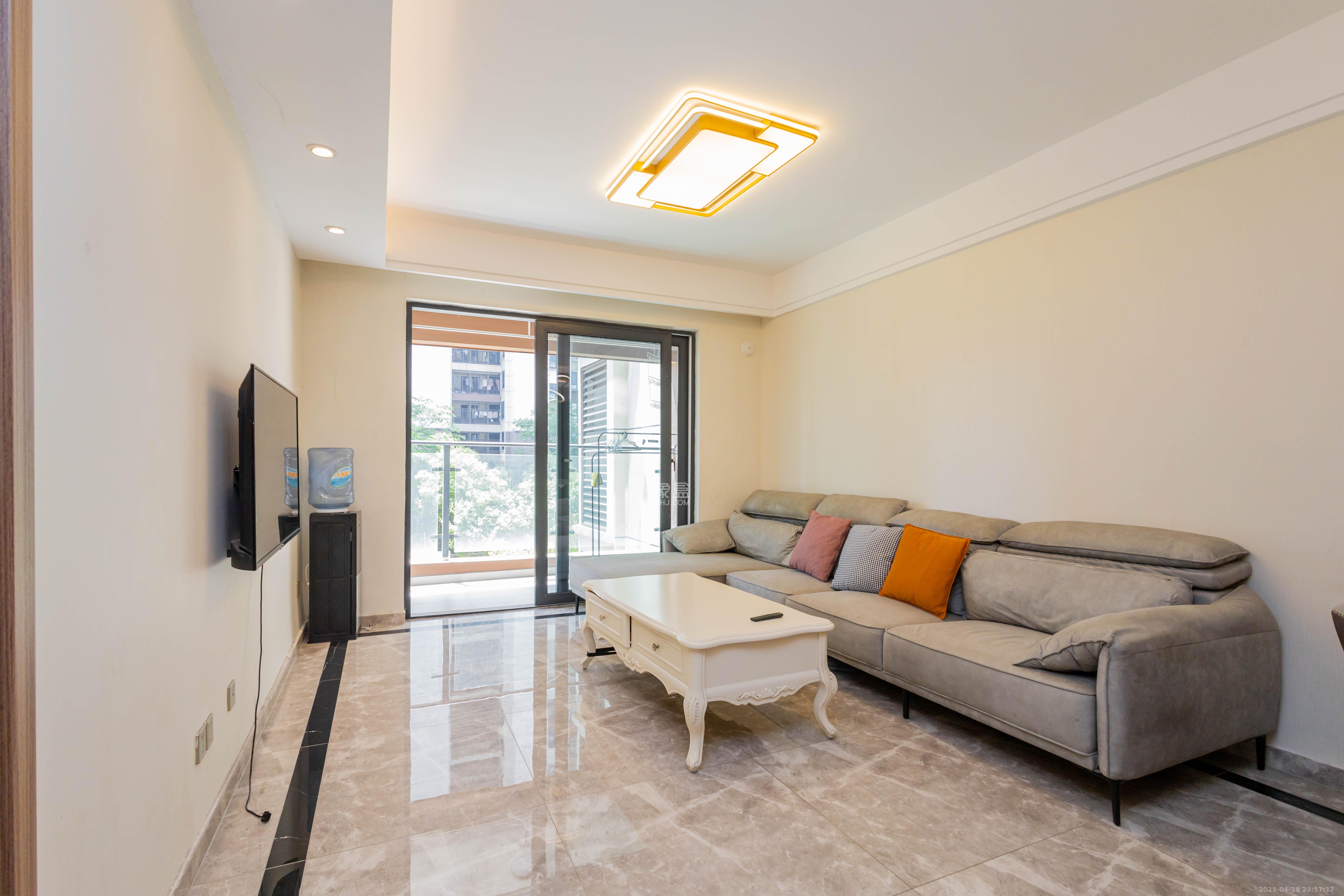 华远碧桂园海蓝城 3室2厅2卫 84.28万 华远碧桂园海蓝城 3室2厅2卫 84.28万客厅