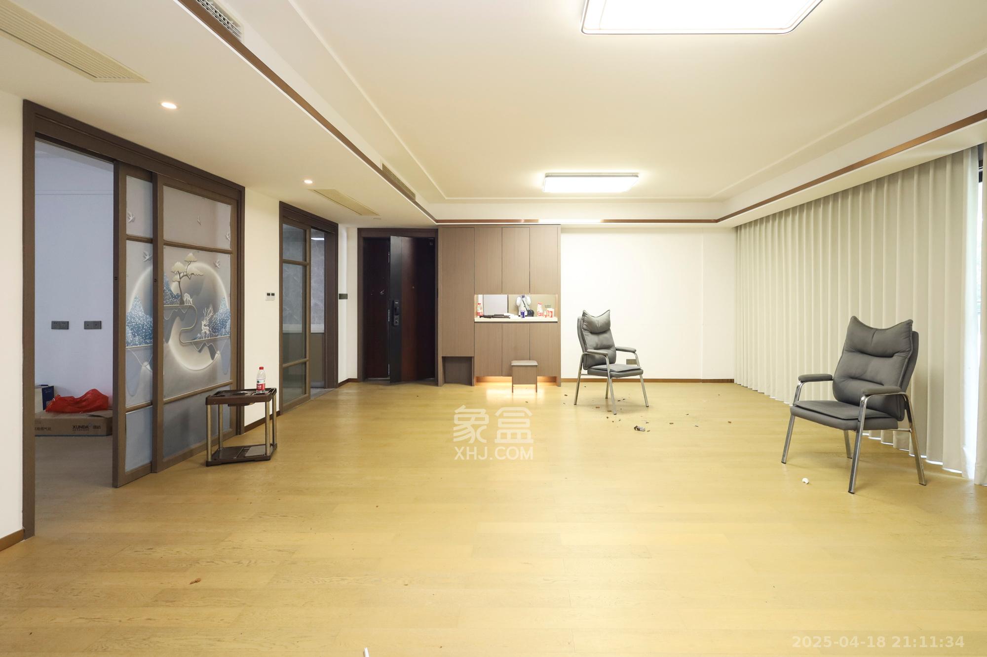 长沙万境潇湘  5室2厅3卫   256.00万客厅