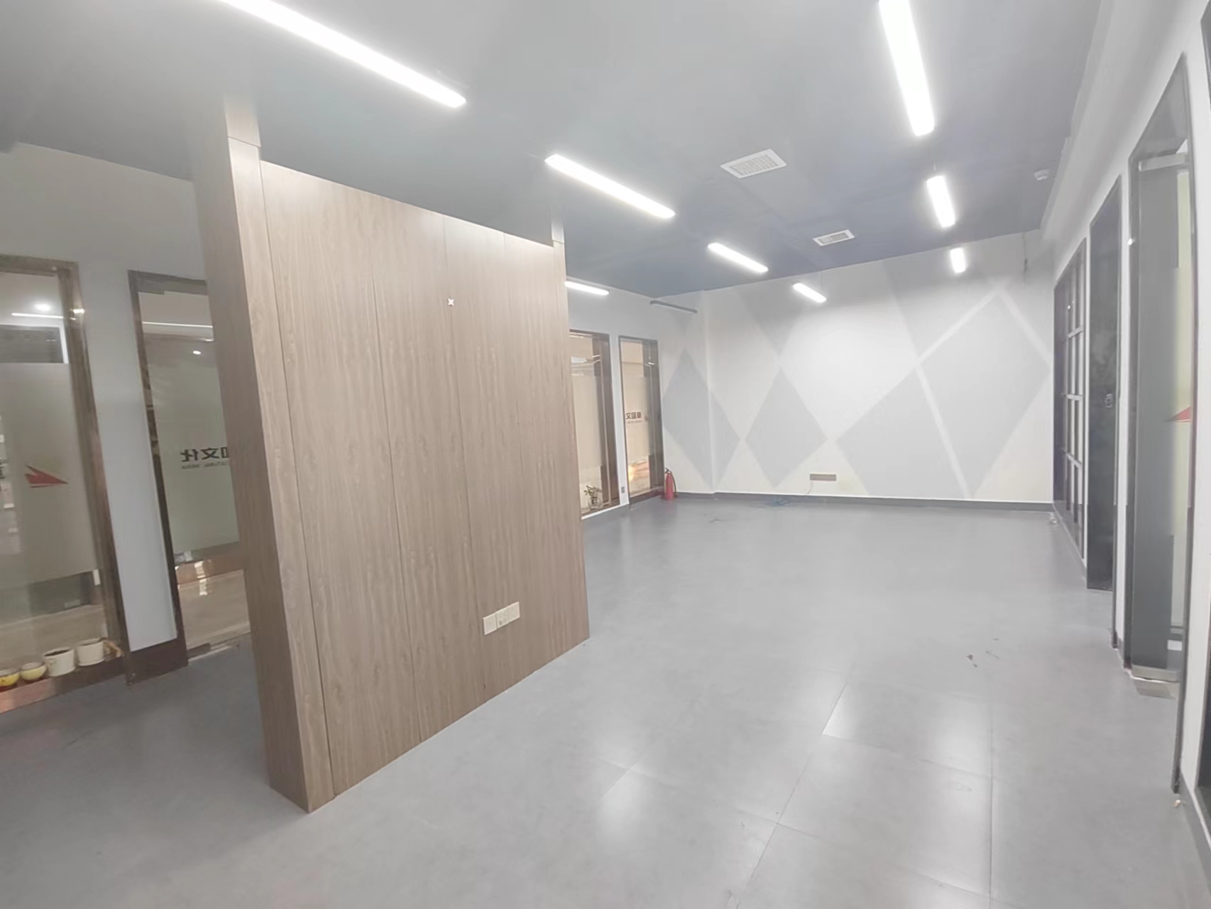 融冠亲城50写字楼 1室1厅1卫 1800.0元/月 融冠亲城50写字楼 1室1厅1卫 1800.0元/月室内图