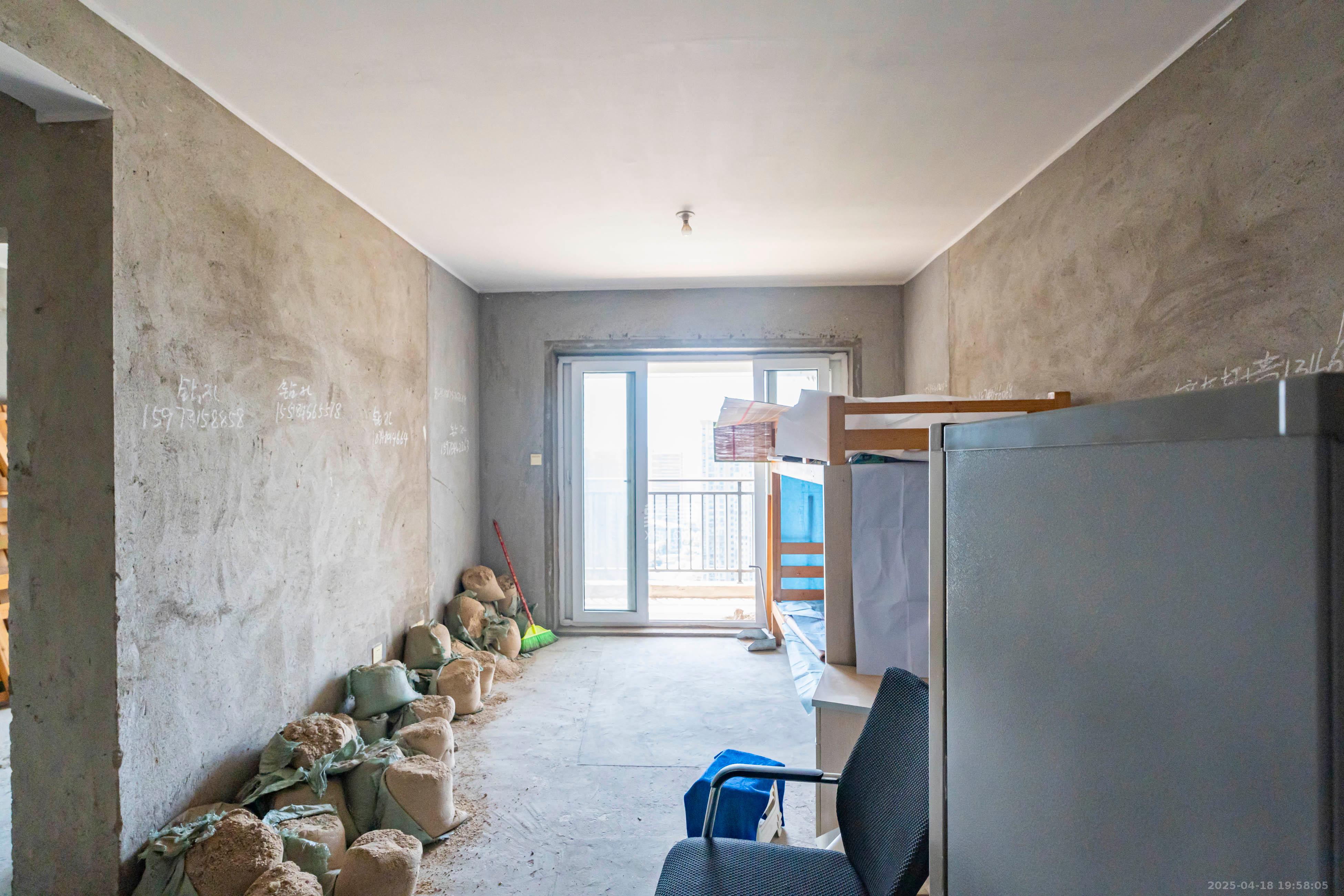 五矿沁园金城(春和景园) 3室2厅1卫 68.0万 五矿沁园金城(春和景园) 3室2厅1卫 68.0万客厅