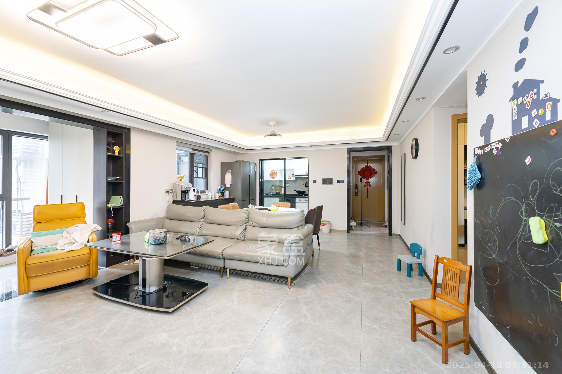 时代倾城四期 3室2厅2卫 120.0万 时代倾城四期 3室2厅2卫 120.0万客厅