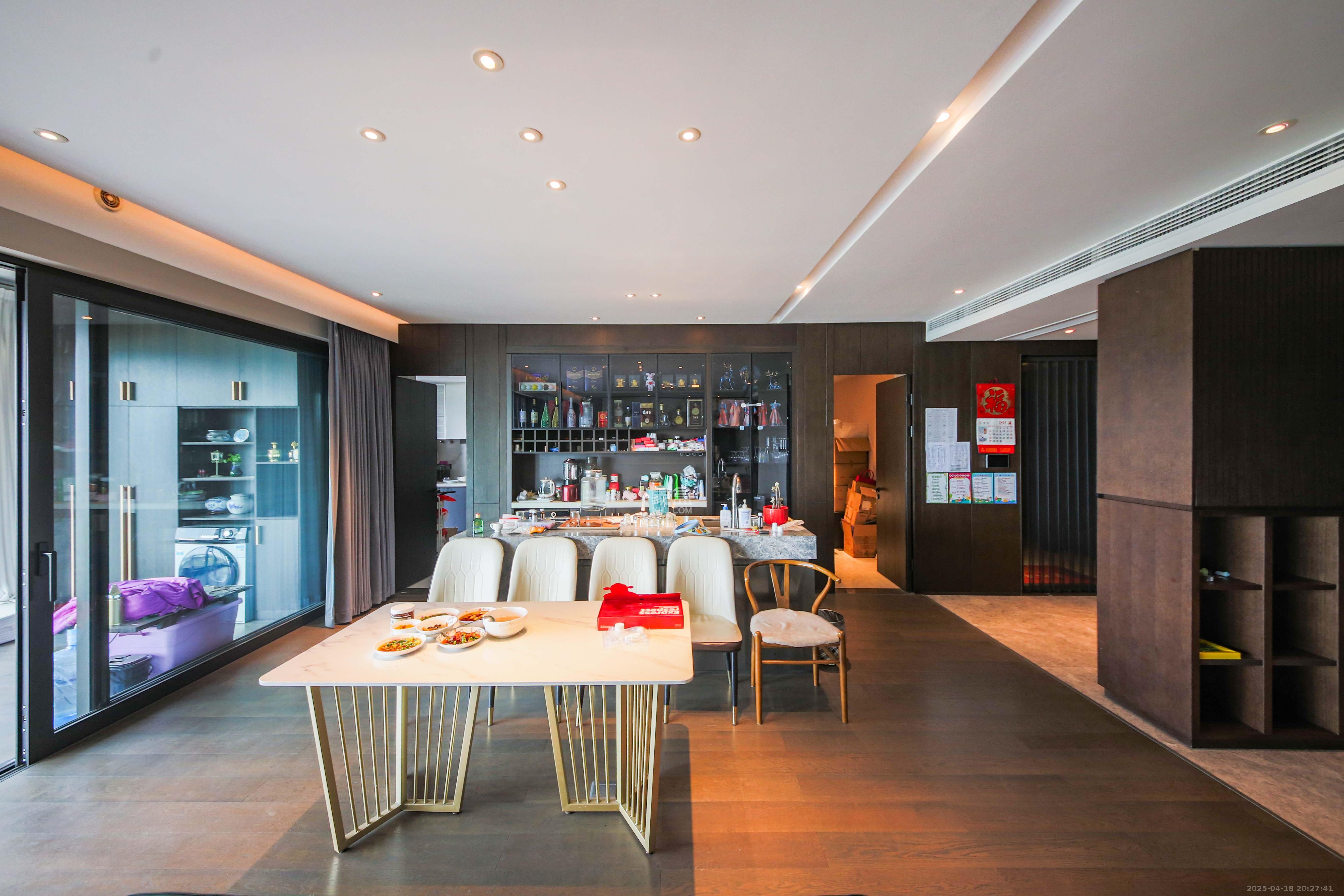 印湘江一期 6室2厅6卫 799.0万 印湘江一期 6室2厅6卫 799.0万客厅