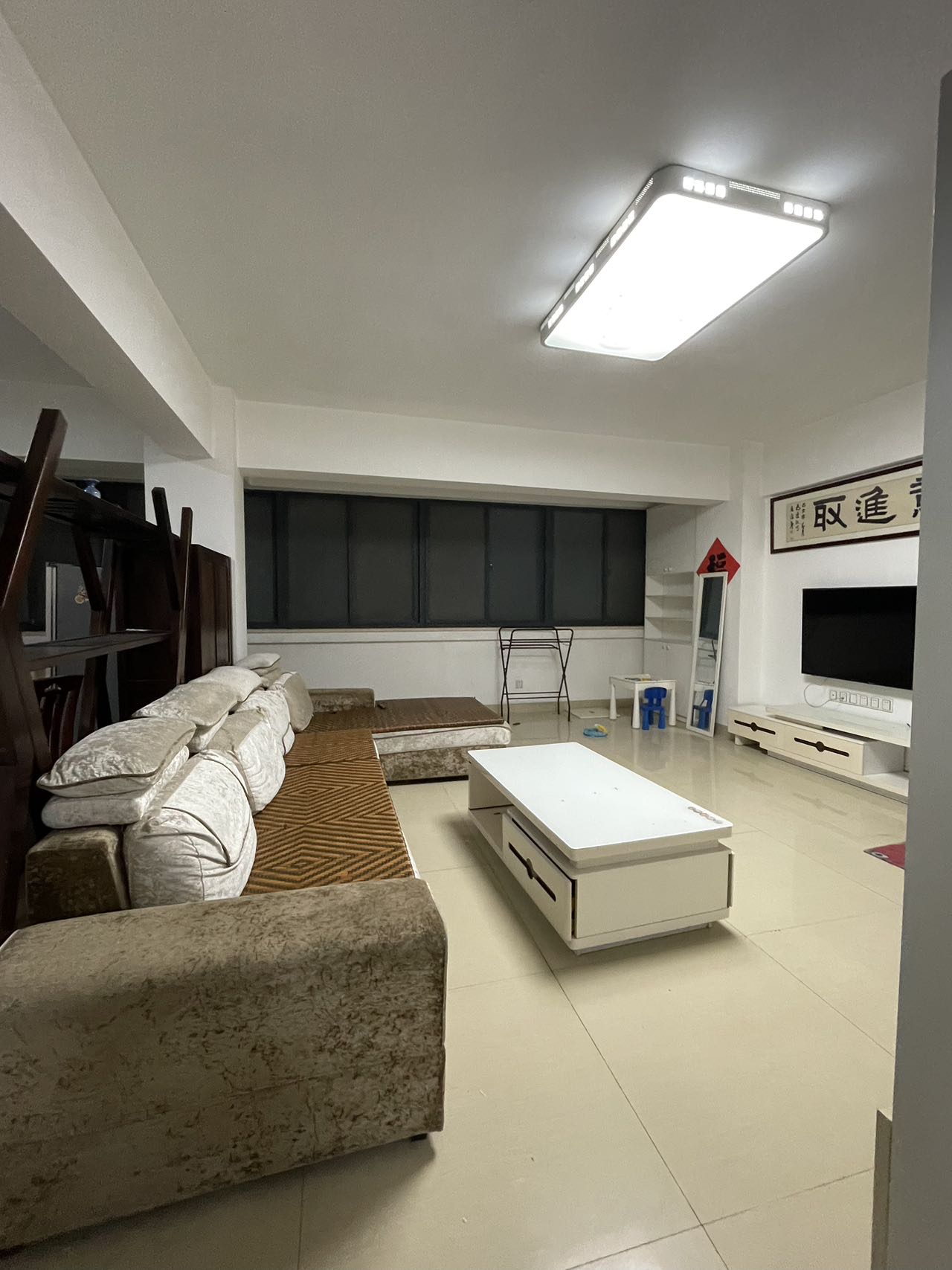 海南省社保局宿舍  3室2厅2卫   2500.00元/月