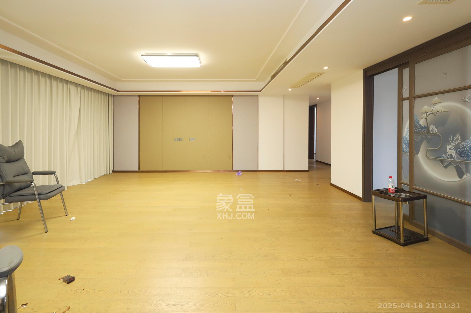 长沙万境潇湘  5室2厅3卫   256.00万客厅
