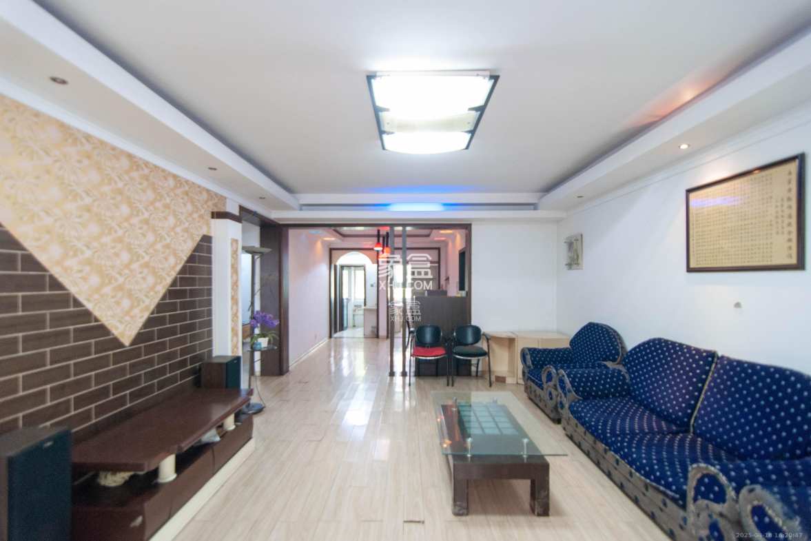 卓峰家园 3室2厅2卫 76.0万 卓峰家园 3室2厅2卫 76.0万客厅