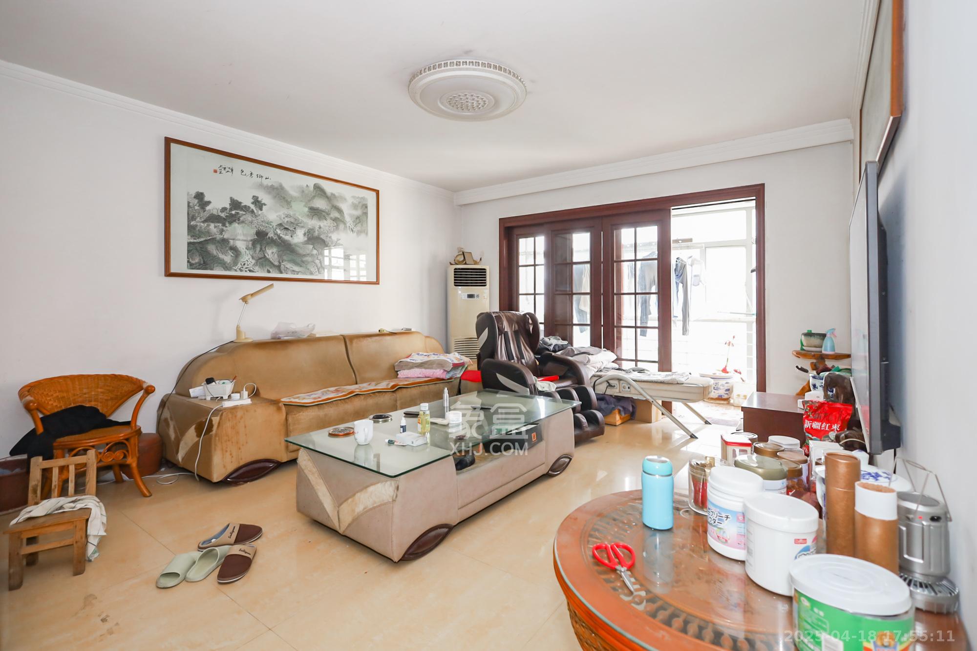 沁园春 4室2厅2卫 158.0万 沁园春 4室2厅2卫 158.0万客厅