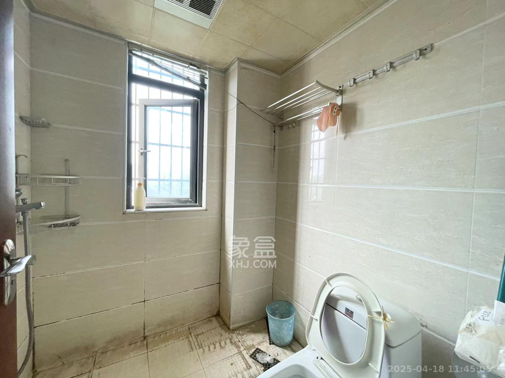 華城廣場  3室2廳1衛(wèi)   2800.00元/月室內(nèi)圖