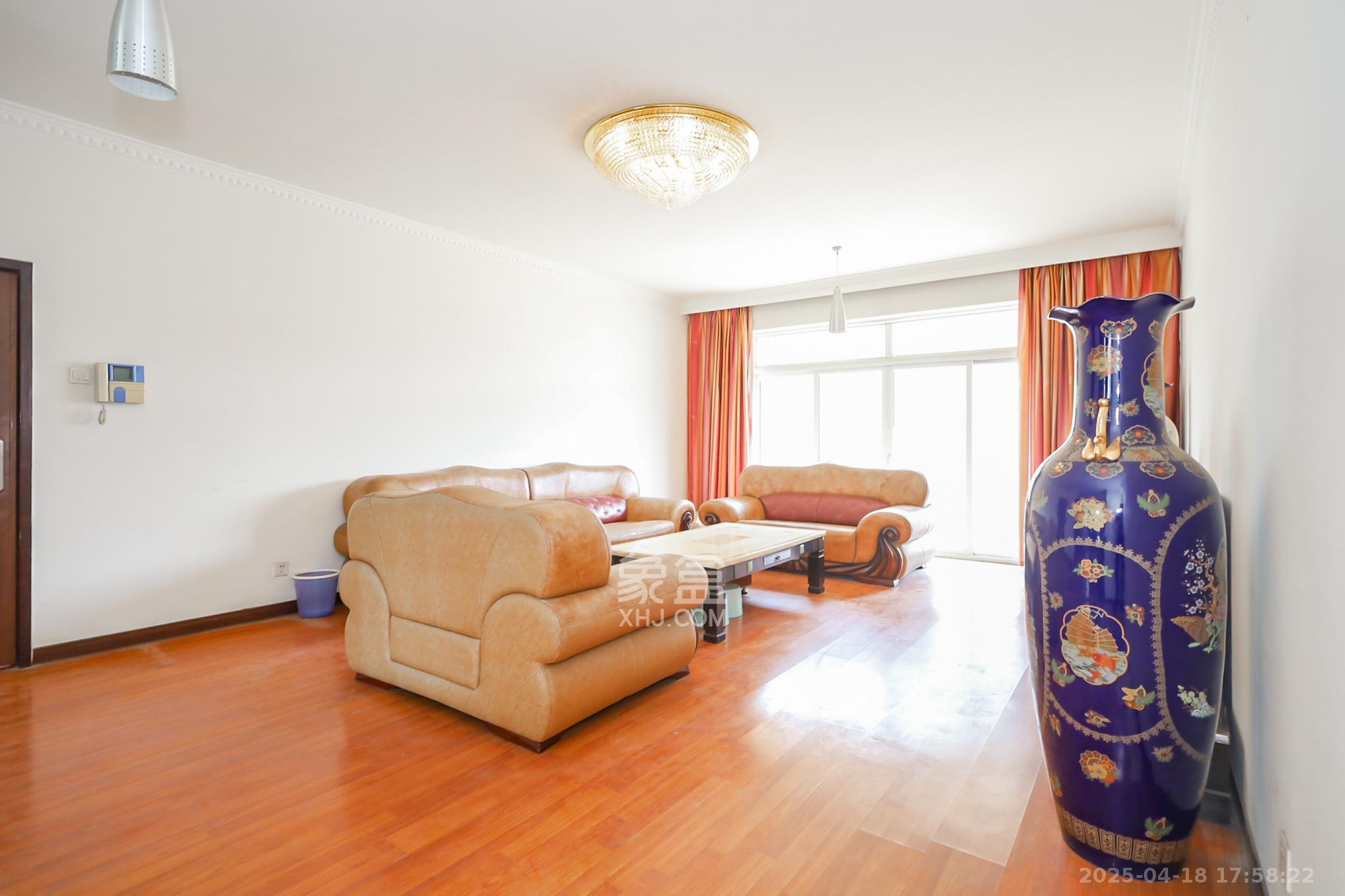 江岸景苑 3室2厅2卫 165.0万 江岸景苑 3室2厅2卫 165.0万客厅