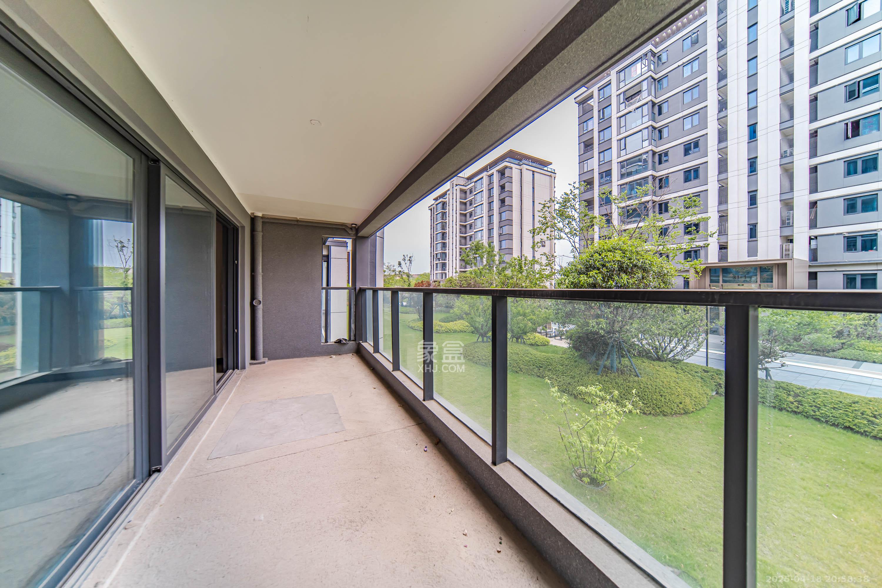 华润置地润樾府  4室2厅2卫    199.9万 华润置地润樾府  4室2厅2卫    199.9万阳台