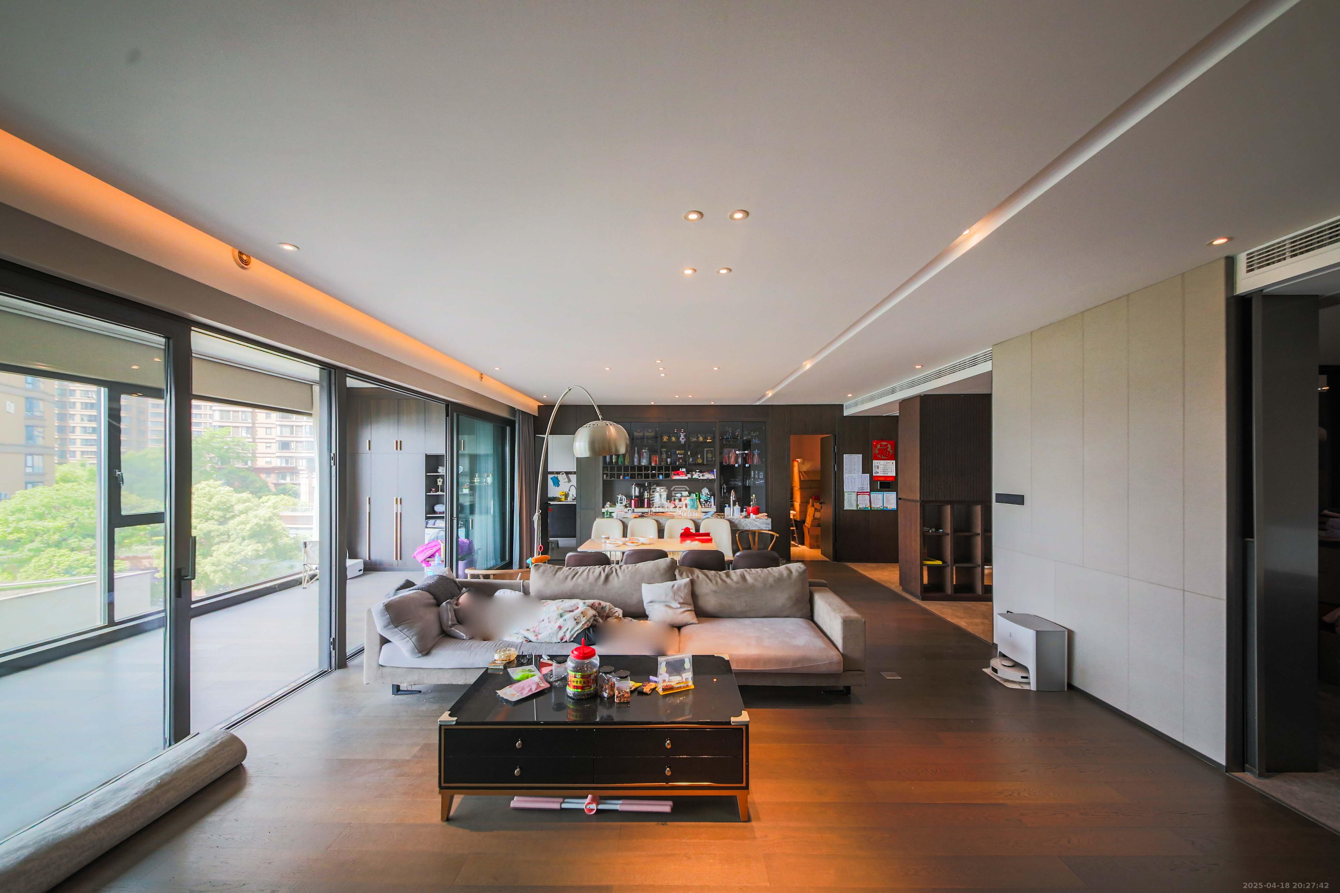 印湘江一期 6室2厅6卫 799.0万 印湘江一期 6室2厅6卫 799.0万客厅