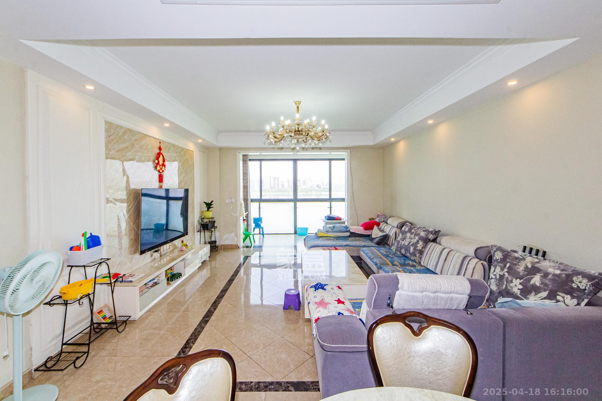 湘江世纪城聚江苑 4室2厅2卫 195.0万 湘江世纪城聚江苑 4室2厅2卫 195.0万客厅