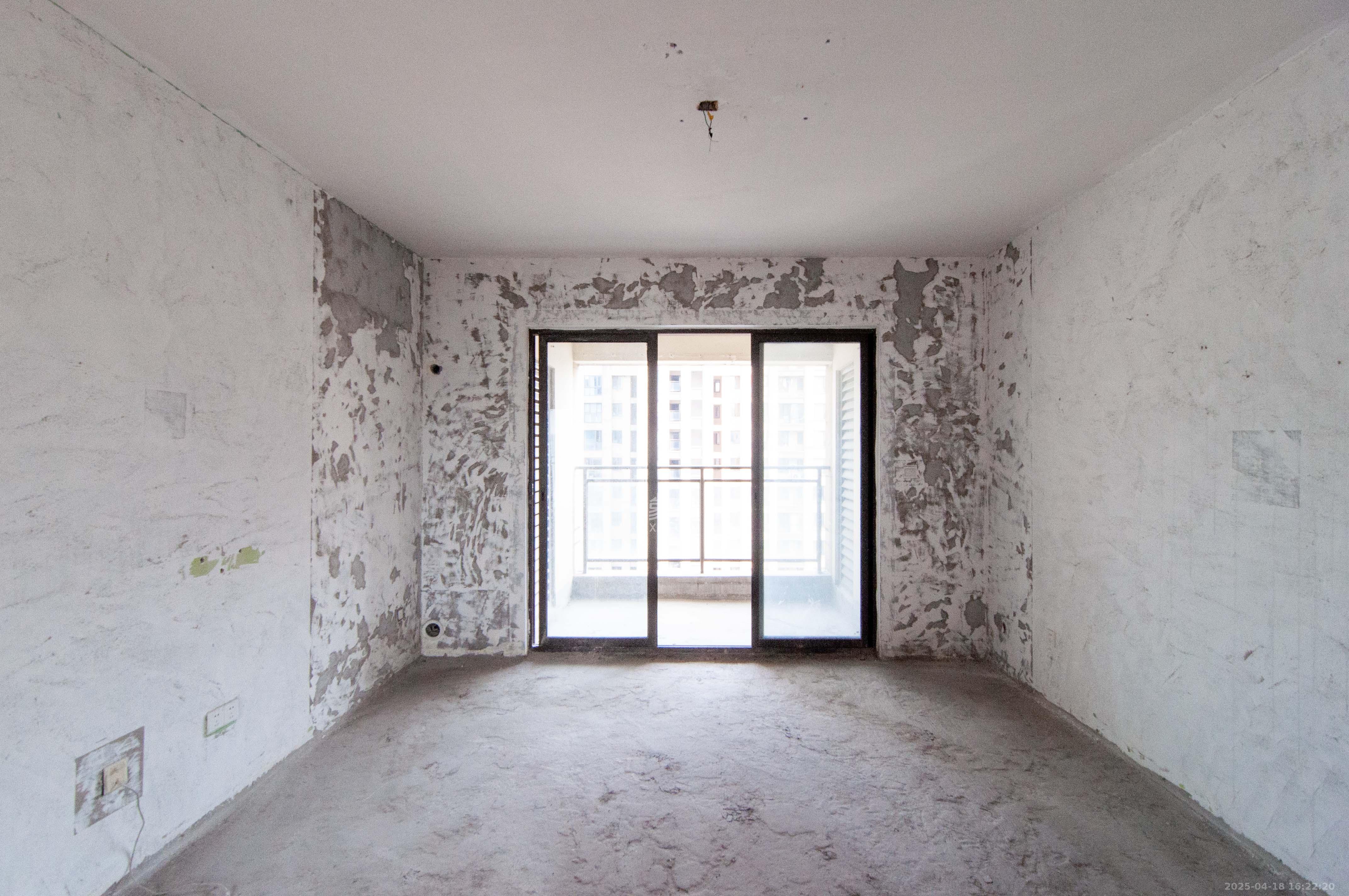 金茂梅溪湖 4室2厅1卫 258.0万 金茂梅溪湖 4室2厅1卫 258.0万客厅