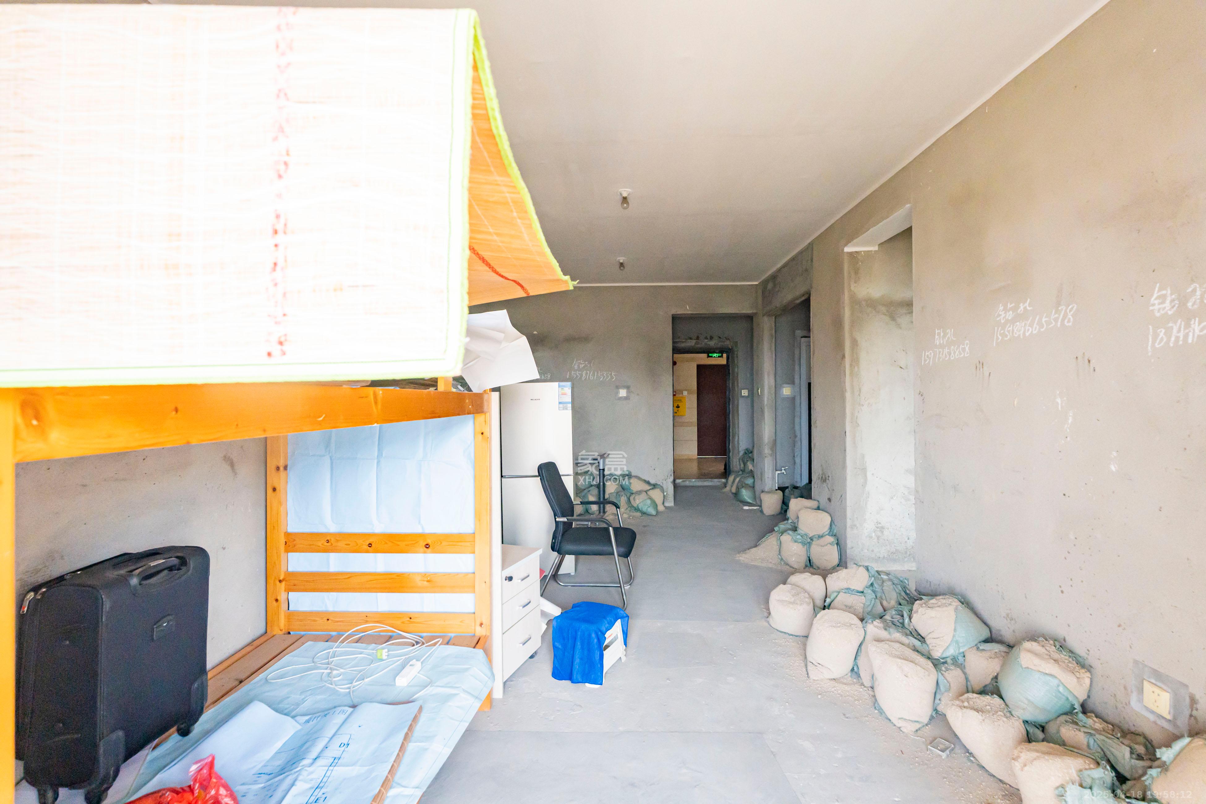 五矿沁园金城(春和景园) 3室2厅1卫 68.0万 五矿沁园金城(春和景园) 3室2厅1卫 68.0万客厅