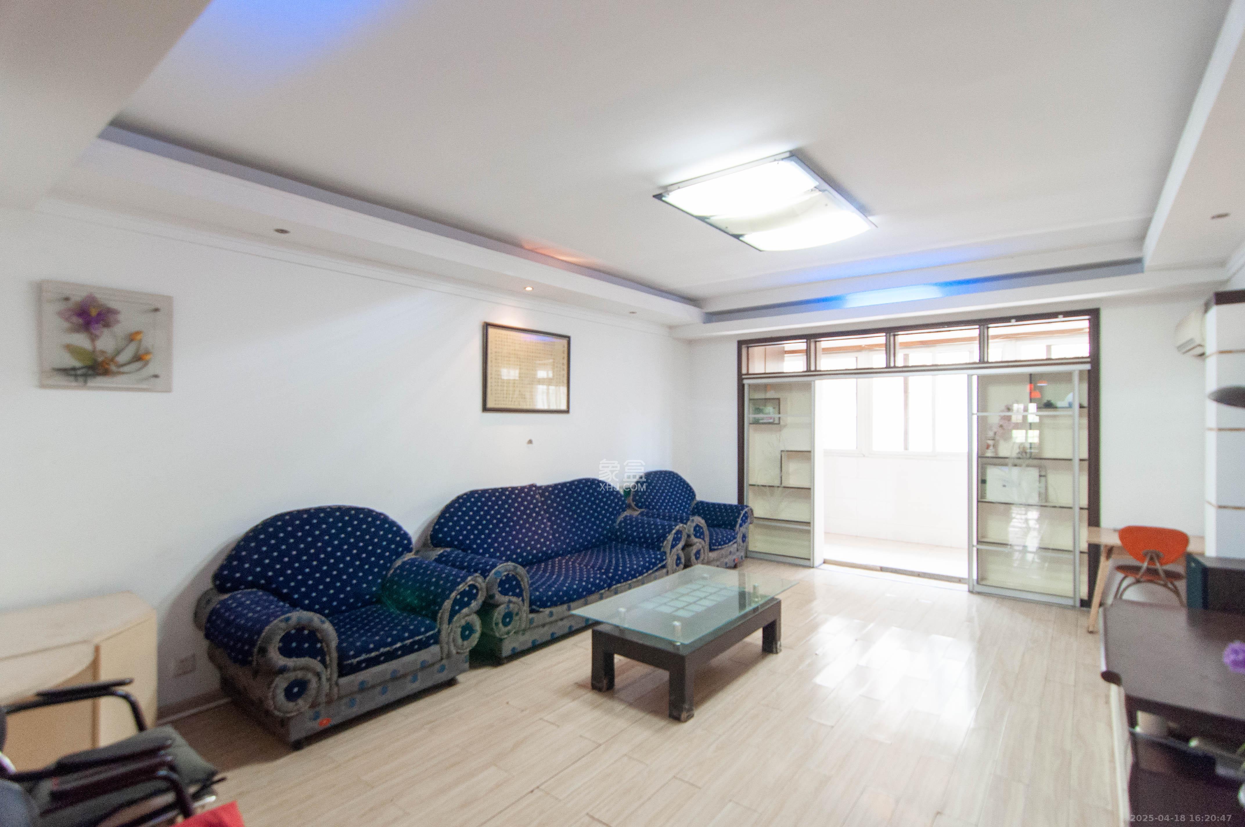 卓峰家园 3室2厅2卫 76.0万 卓峰家园 3室2厅2卫 76.0万客厅