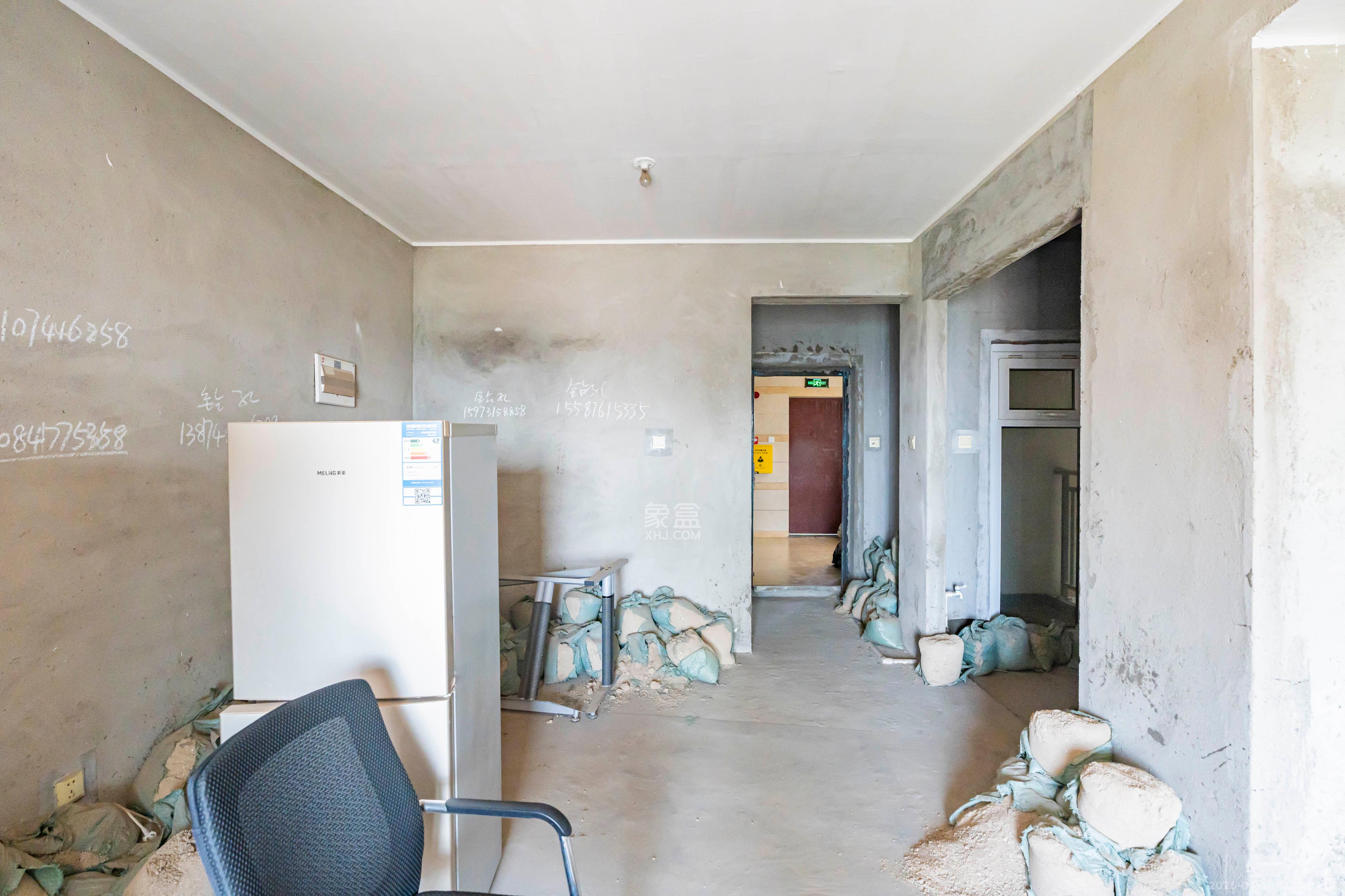 五矿沁园金城(春和景园) 3室2厅1卫 68.0万 五矿沁园金城(春和景园) 3室2厅1卫 68.0万客厅