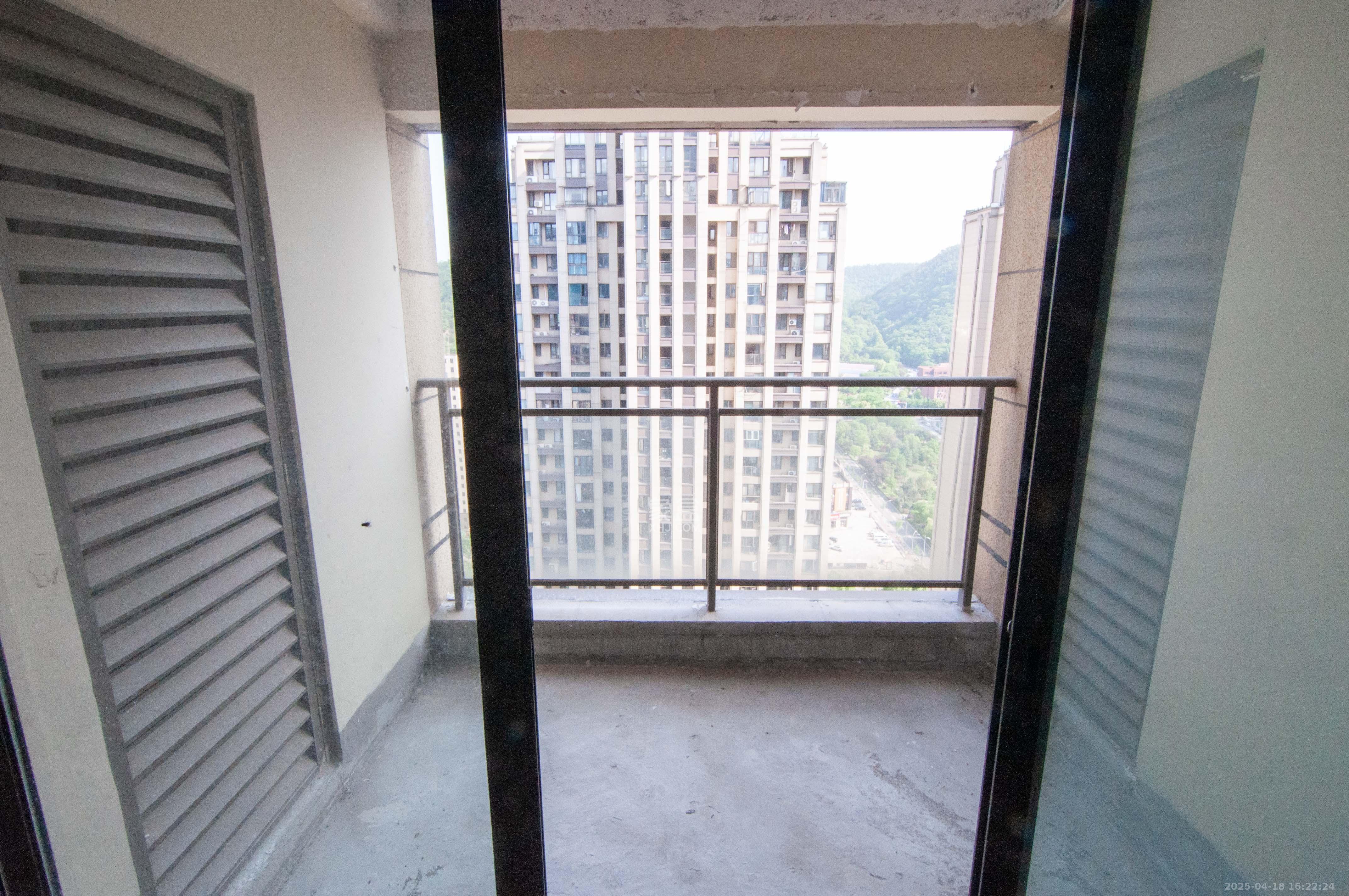 金茂梅溪湖  4室2厅1卫    258.0万其他