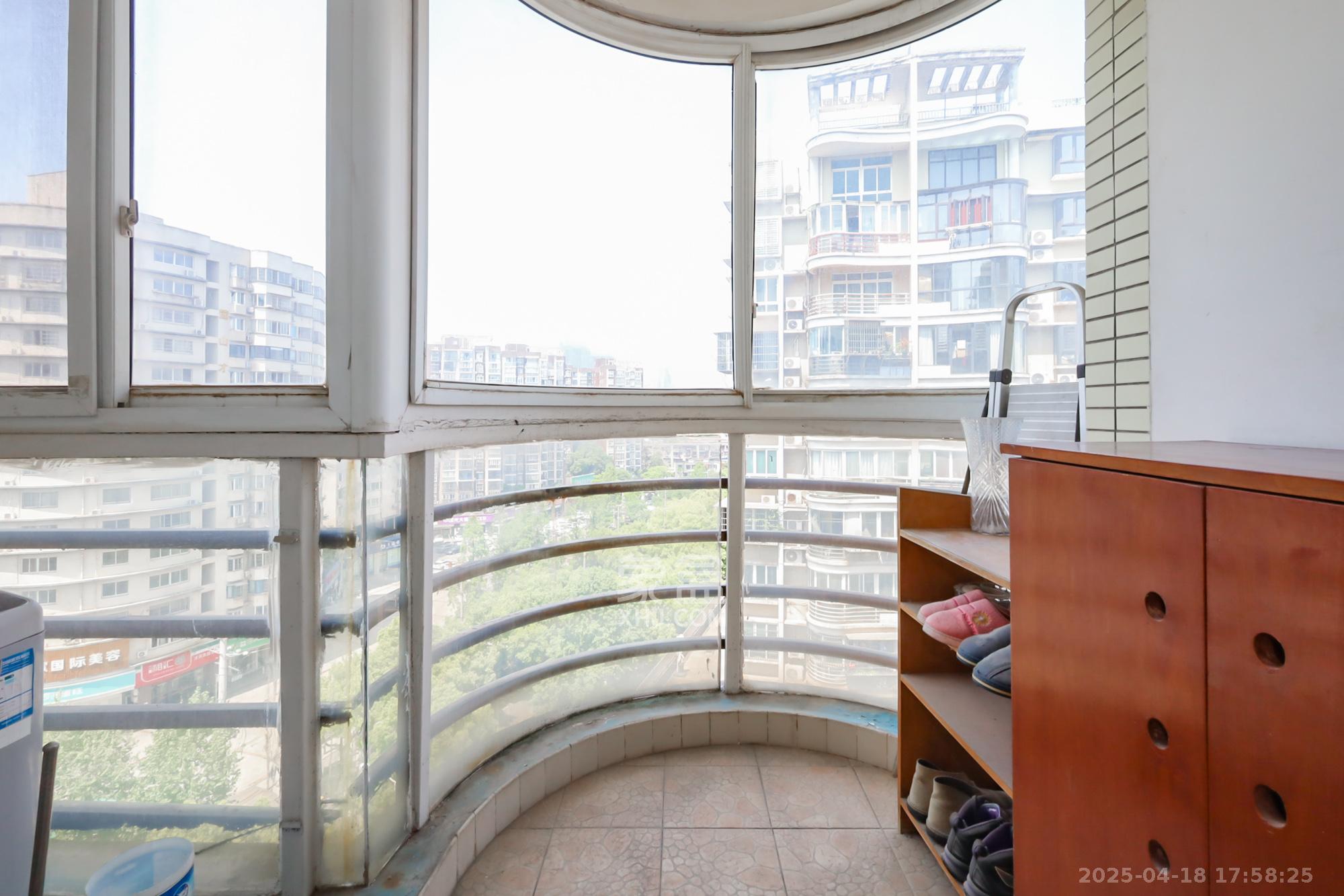 江岸景苑 3室2厅2卫 165.0万 江岸景苑 3室2厅2卫 165.0万其他