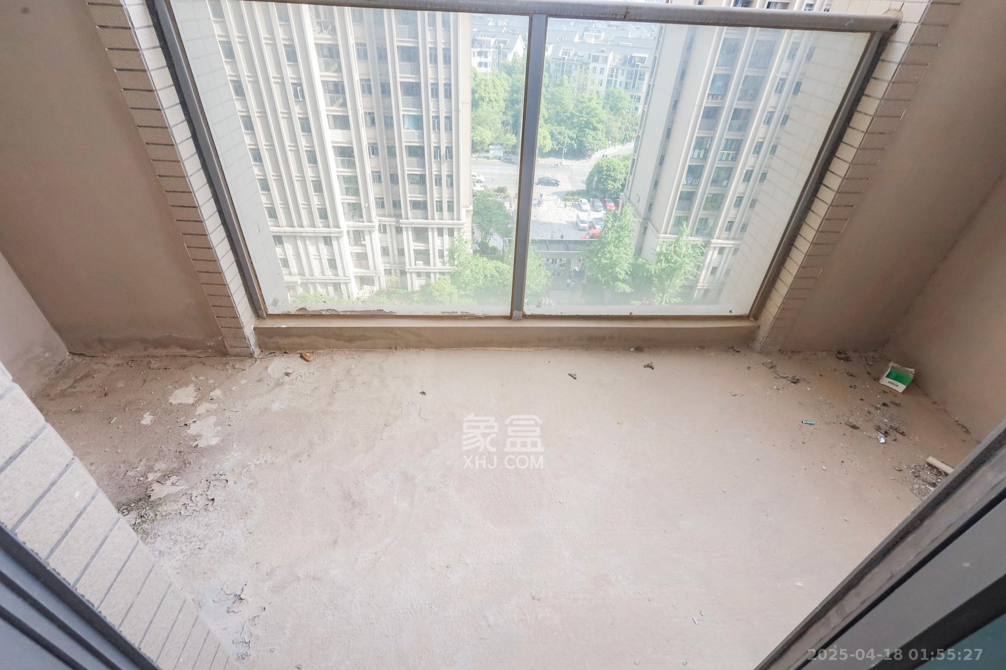 八方小区C区  3室2厅2卫   350.00万阳台