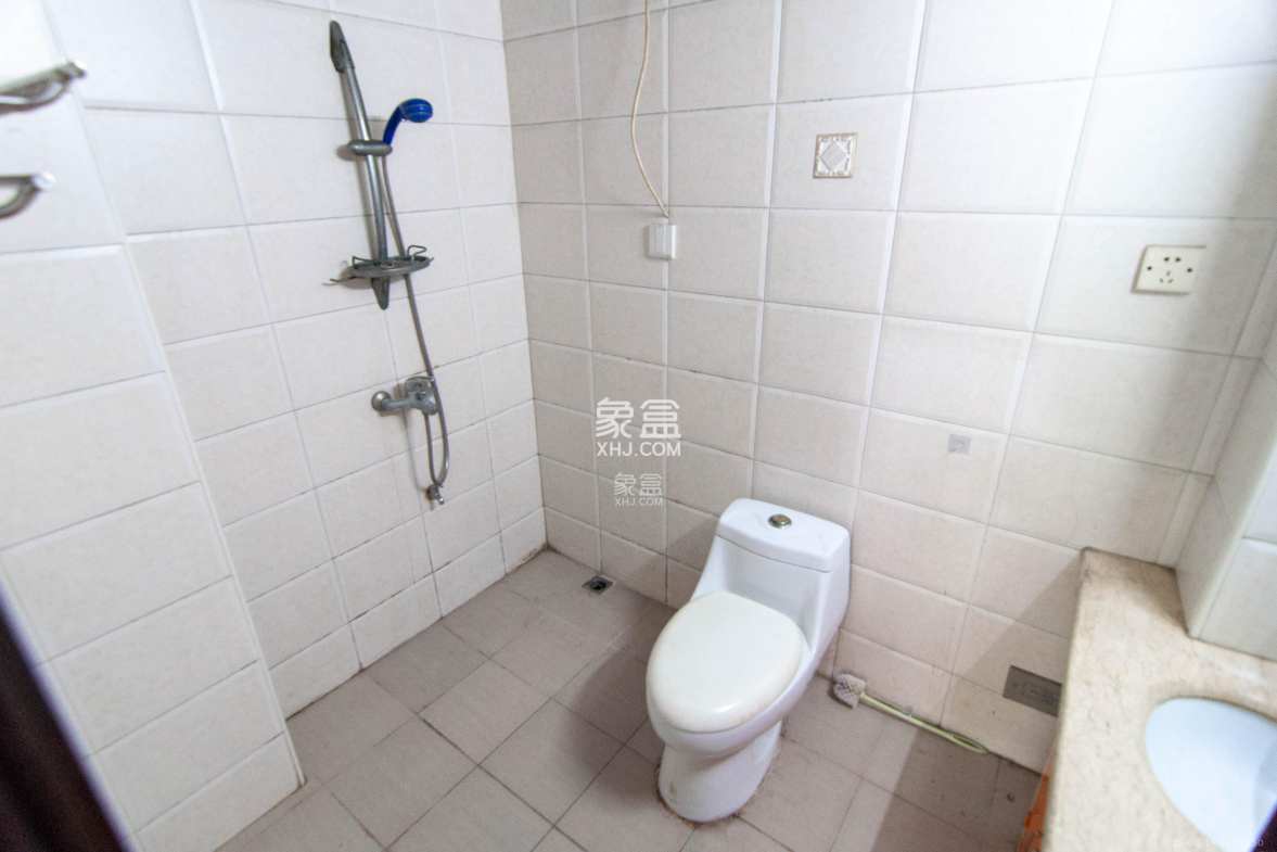 卓峰家园 3室2厅2卫 76.0万 卓峰家园 3室2厅2卫 76.0万卫生间