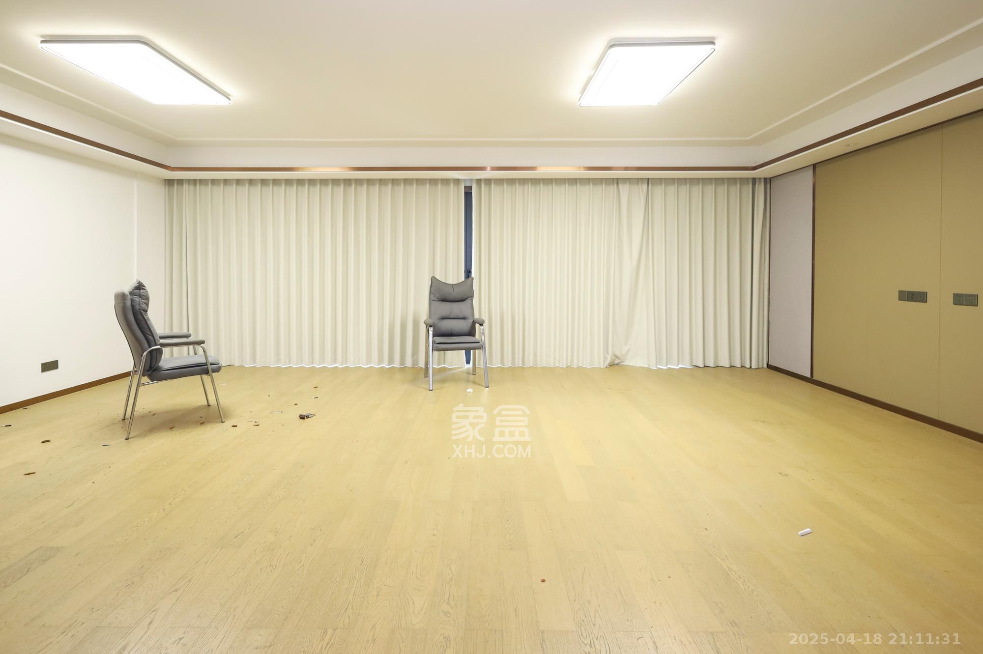 长沙万境潇湘  5室2厅3卫   256.00万客厅