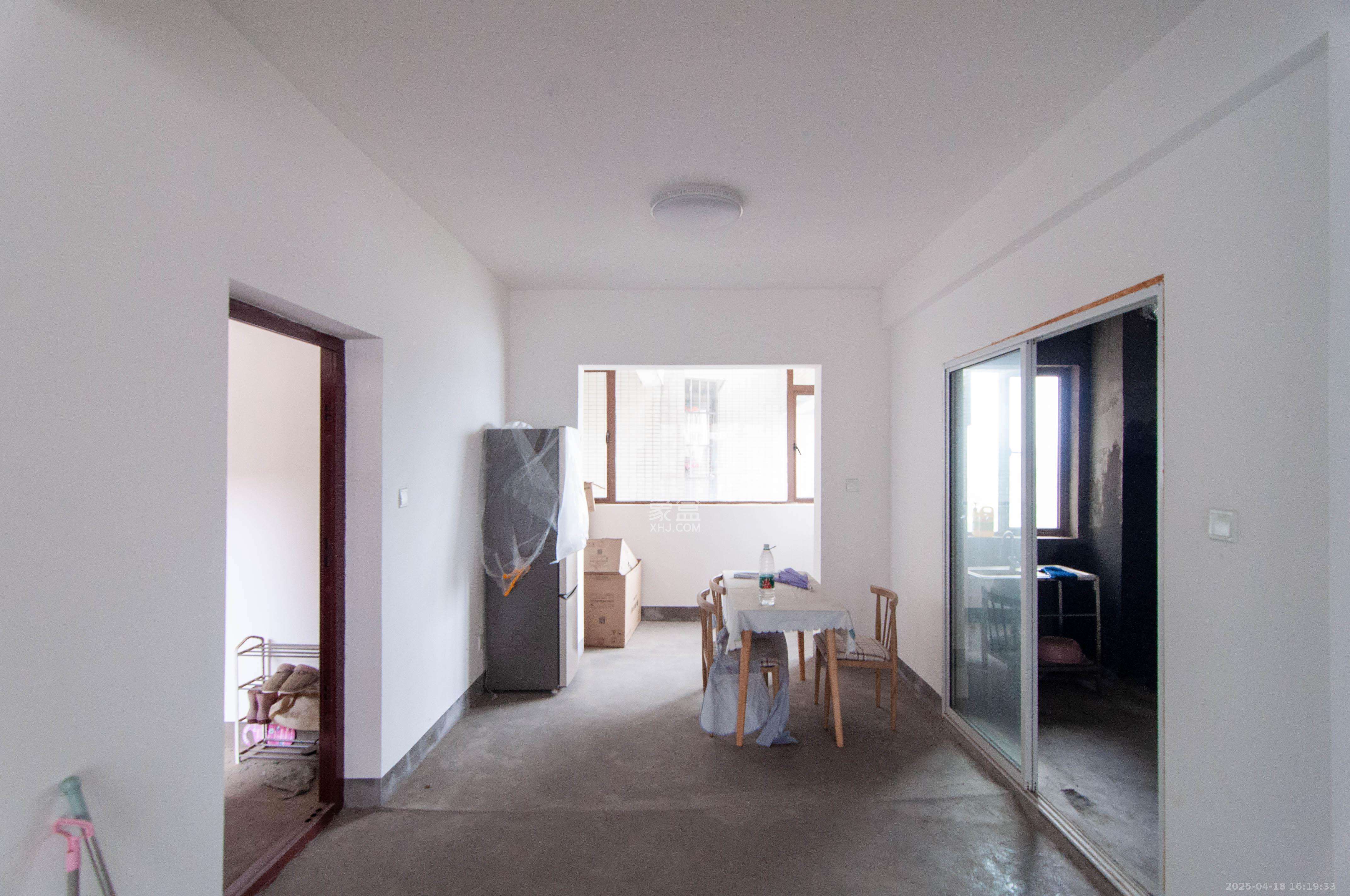 高信向日葵  3室2厅2卫    140.0万客厅