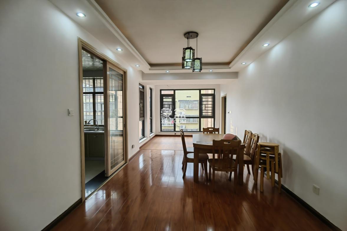 新公安局民警住宅小区  3室2厅2卫    88.8万 新公安局民警住宅小区  3室2厅2卫    88.8万客厅