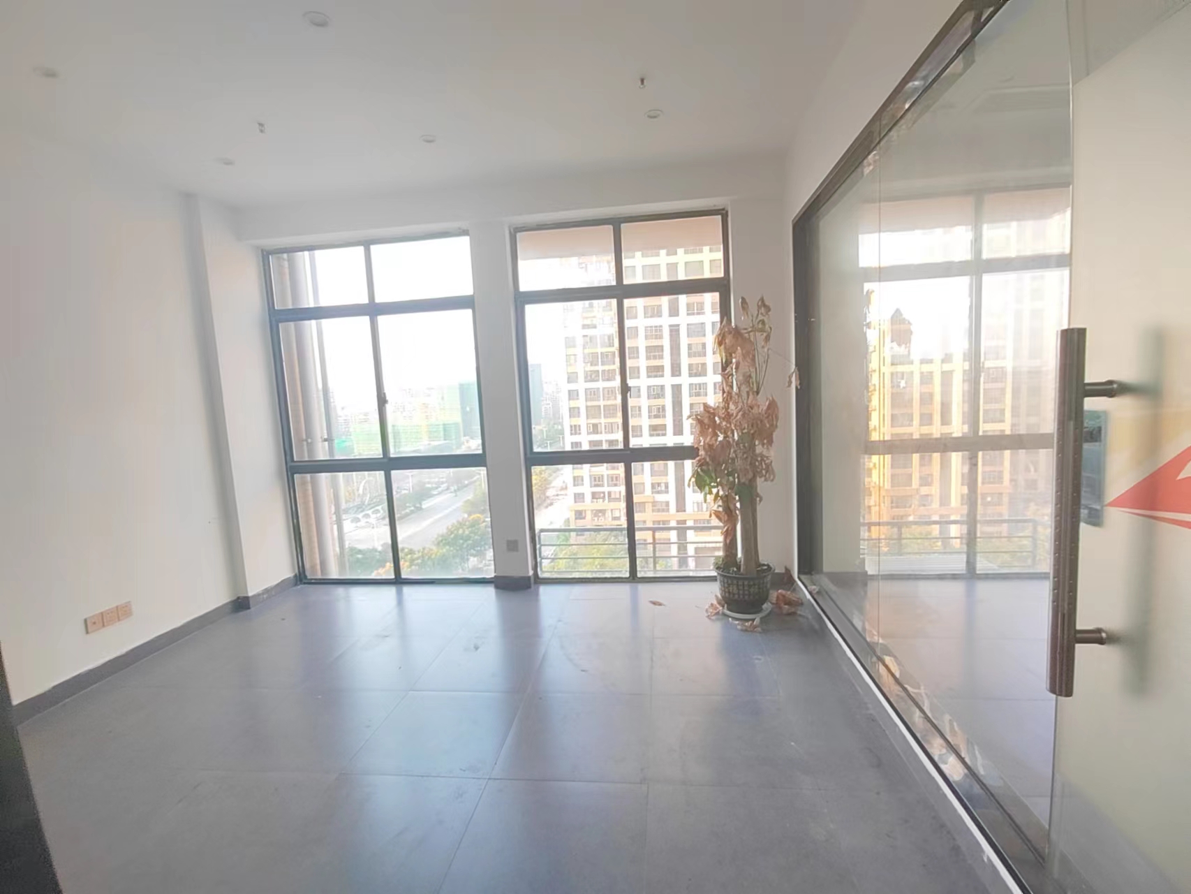 融冠亲城50写字楼 1室1厅1卫 1800.0元/月 融冠亲城50写字楼 1室1厅1卫 1800.0元/月室内图