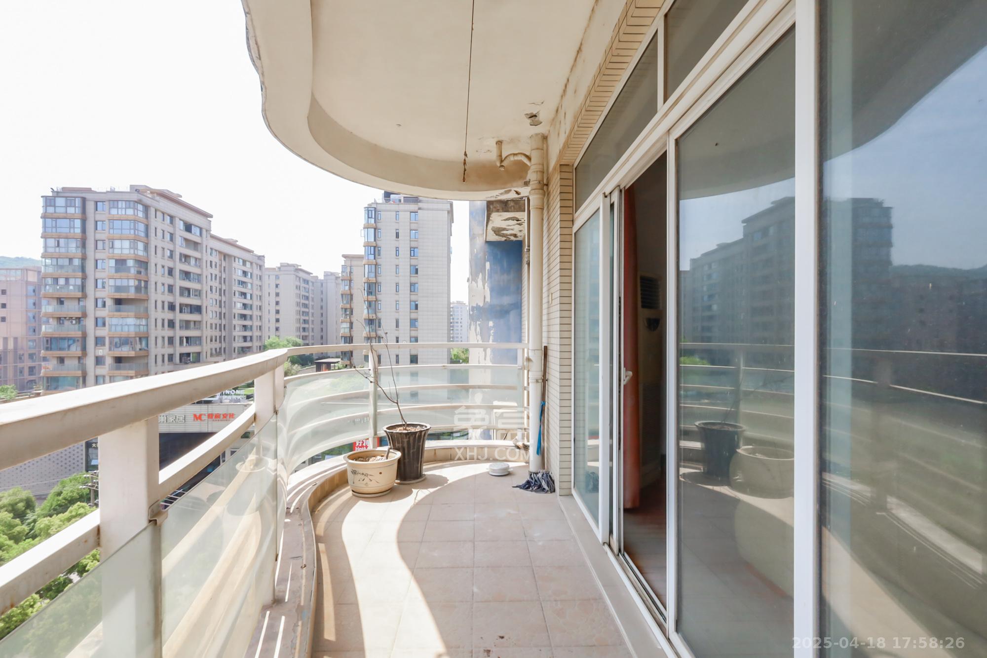 江岸景苑 3室2厅2卫 165.0万 江岸景苑 3室2厅2卫 165.0万阳台