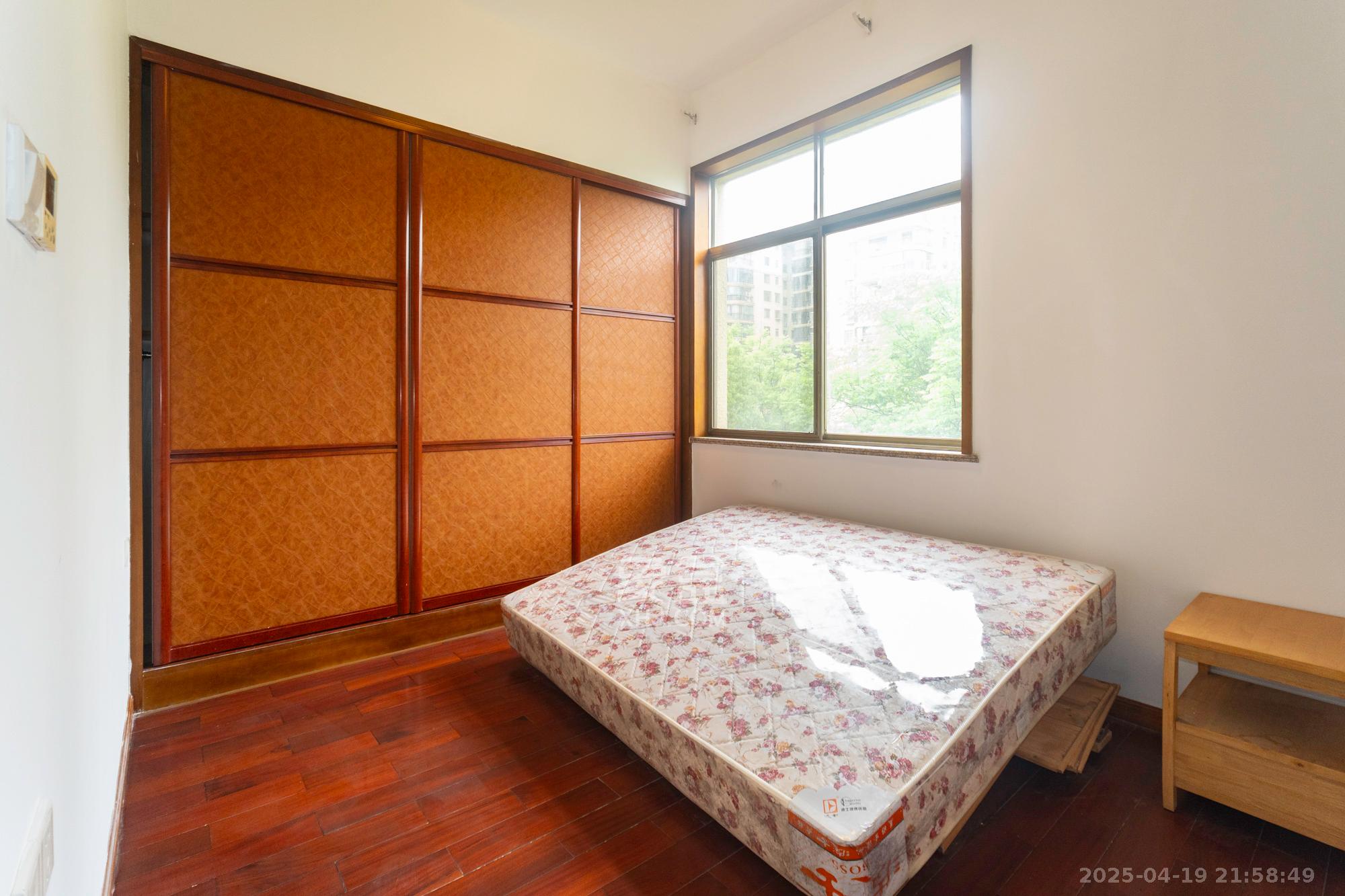 金色比华利  7室3厅3卫    255.0万 金色比华利  7室3厅3卫    255.0万卧室