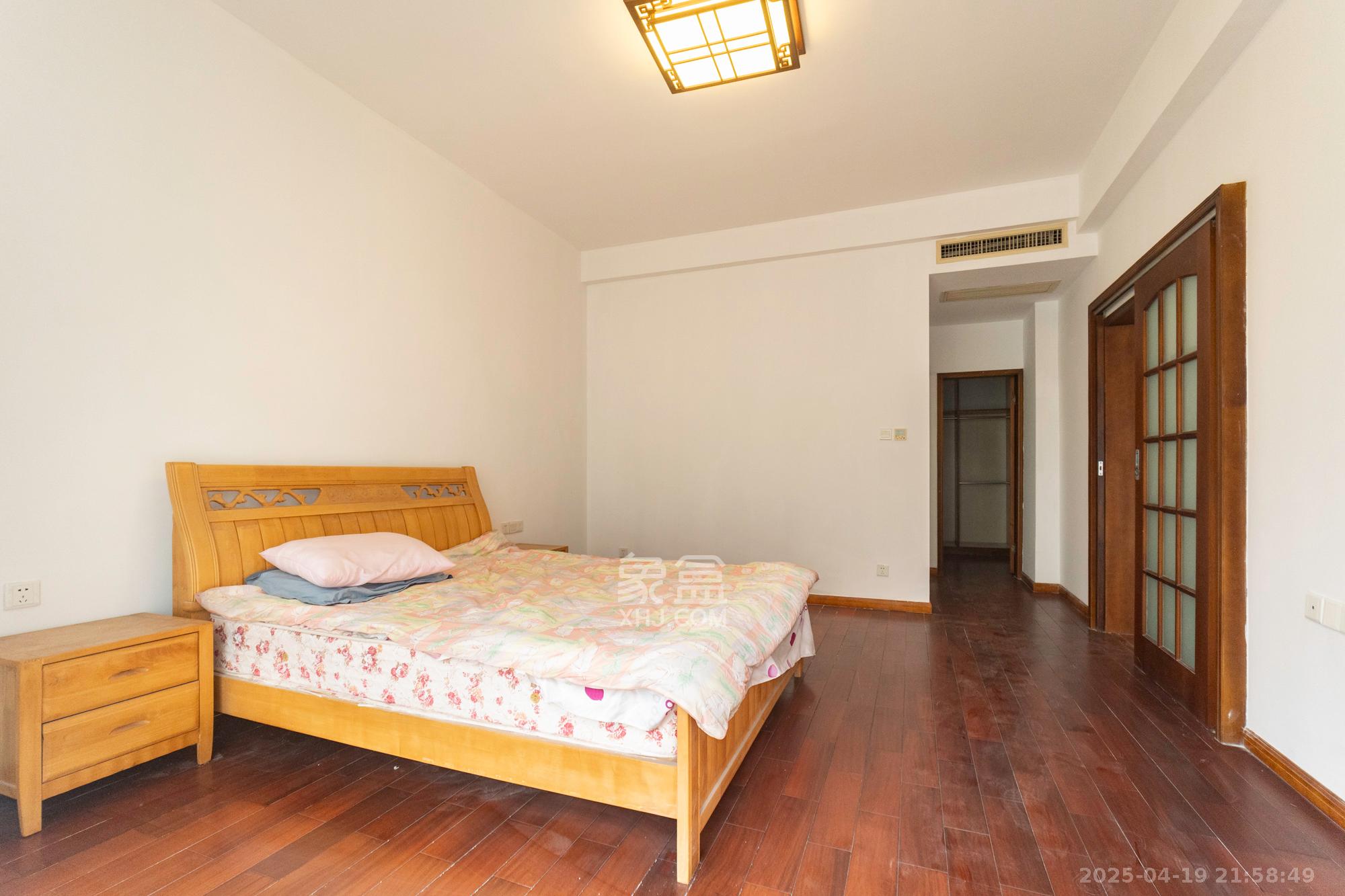 金色比华利  7室3厅3卫    255.0万 金色比华利  7室3厅3卫    255.0万卧室