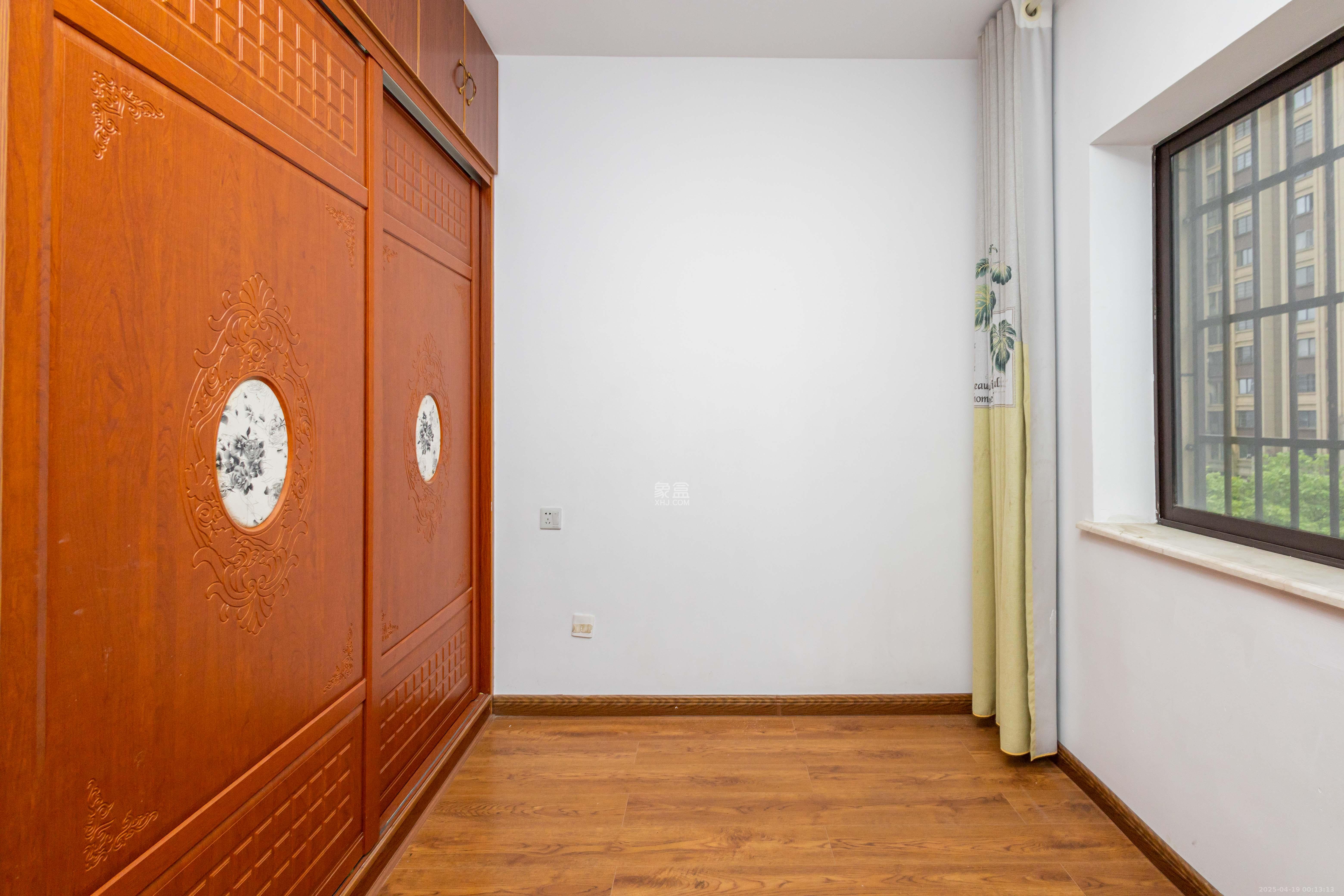 东方美地  3室2厅2卫    91.8万卧室