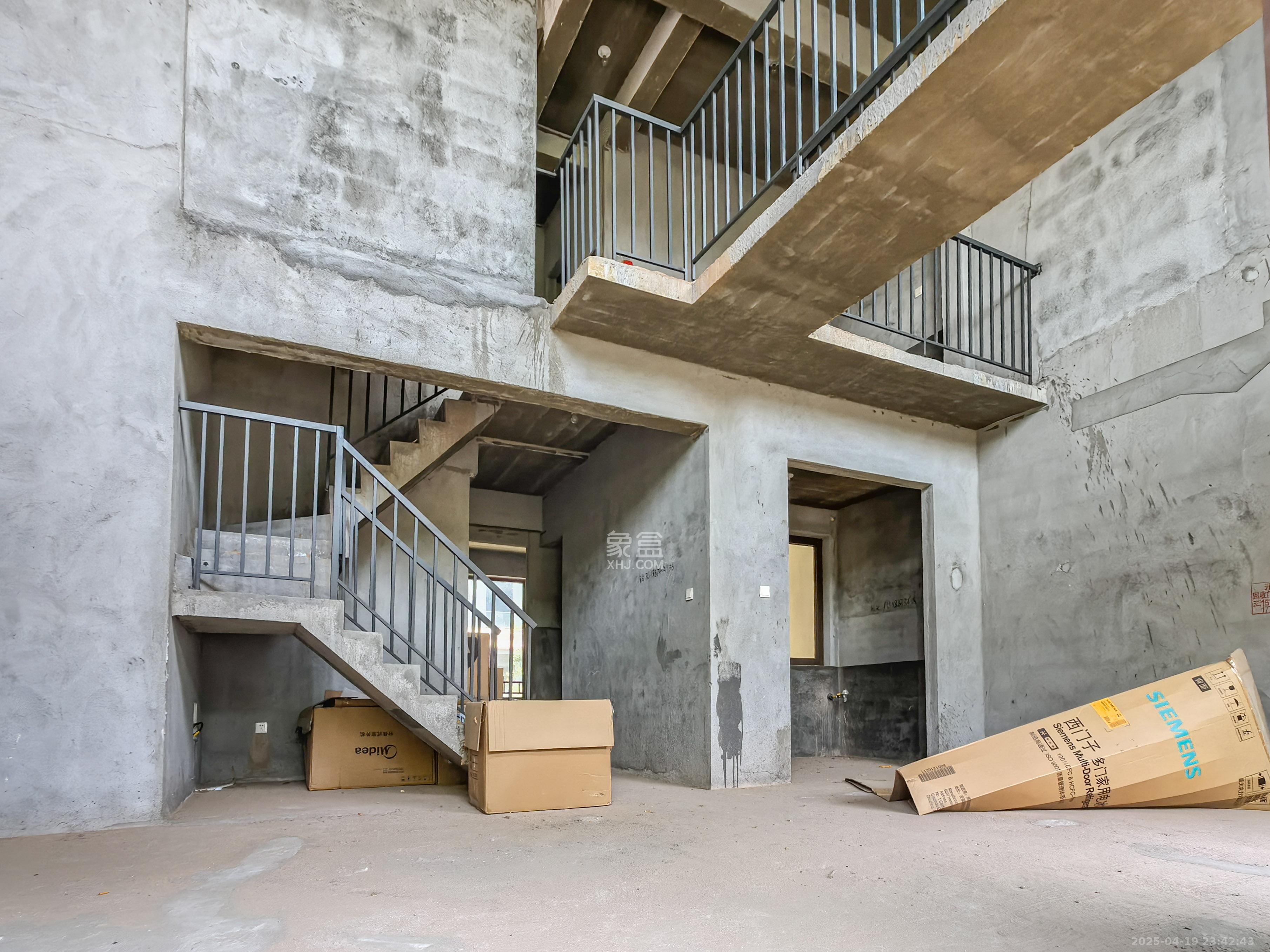 和泓桃李春风 5室2厅3卫 145.0万 和泓桃李春风 5室2厅3卫 145.0万客厅