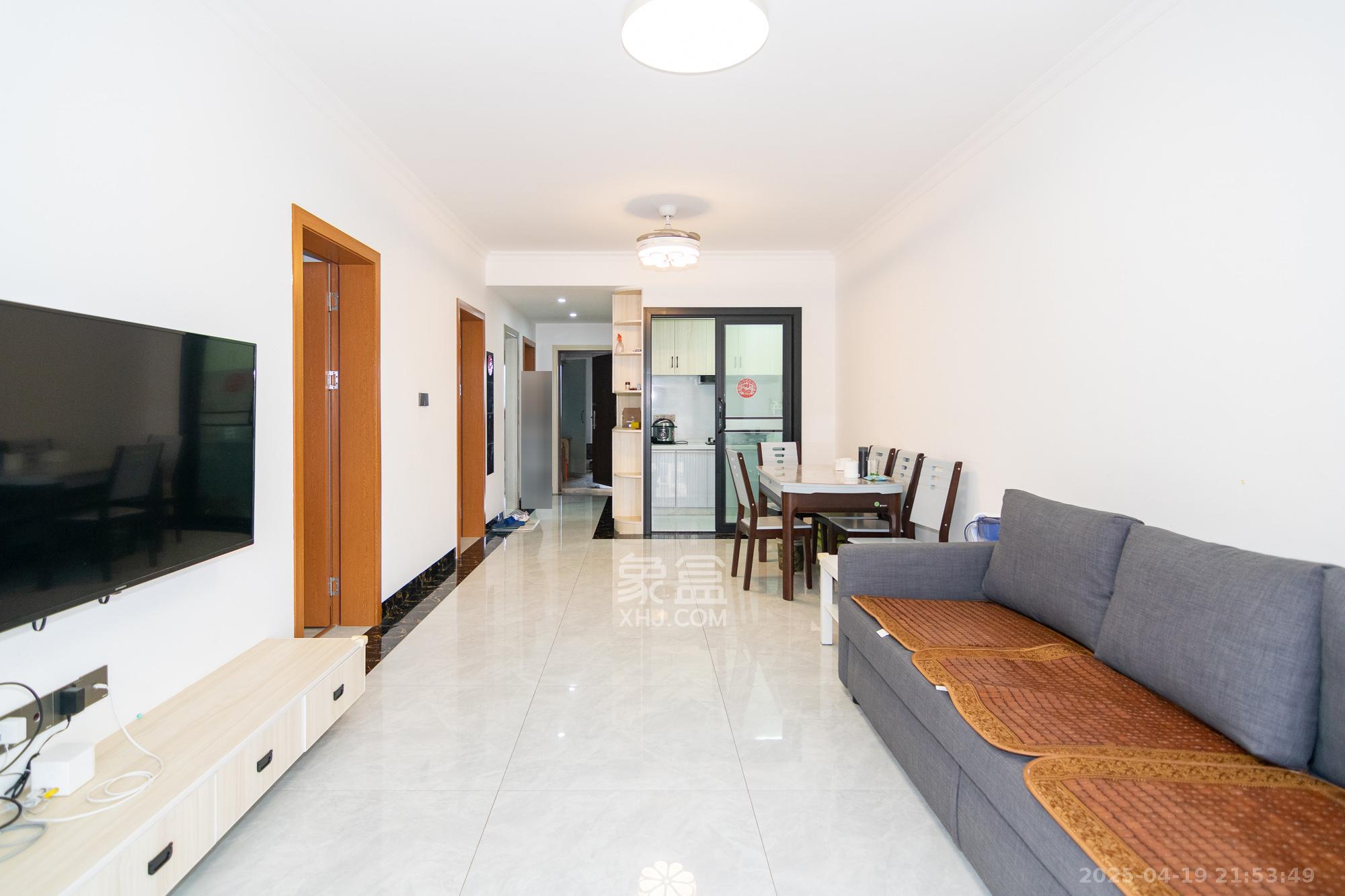 中粮鸿云 3室2厅1卫 64.0万 中粮鸿云 3室2厅1卫 64.0万客厅