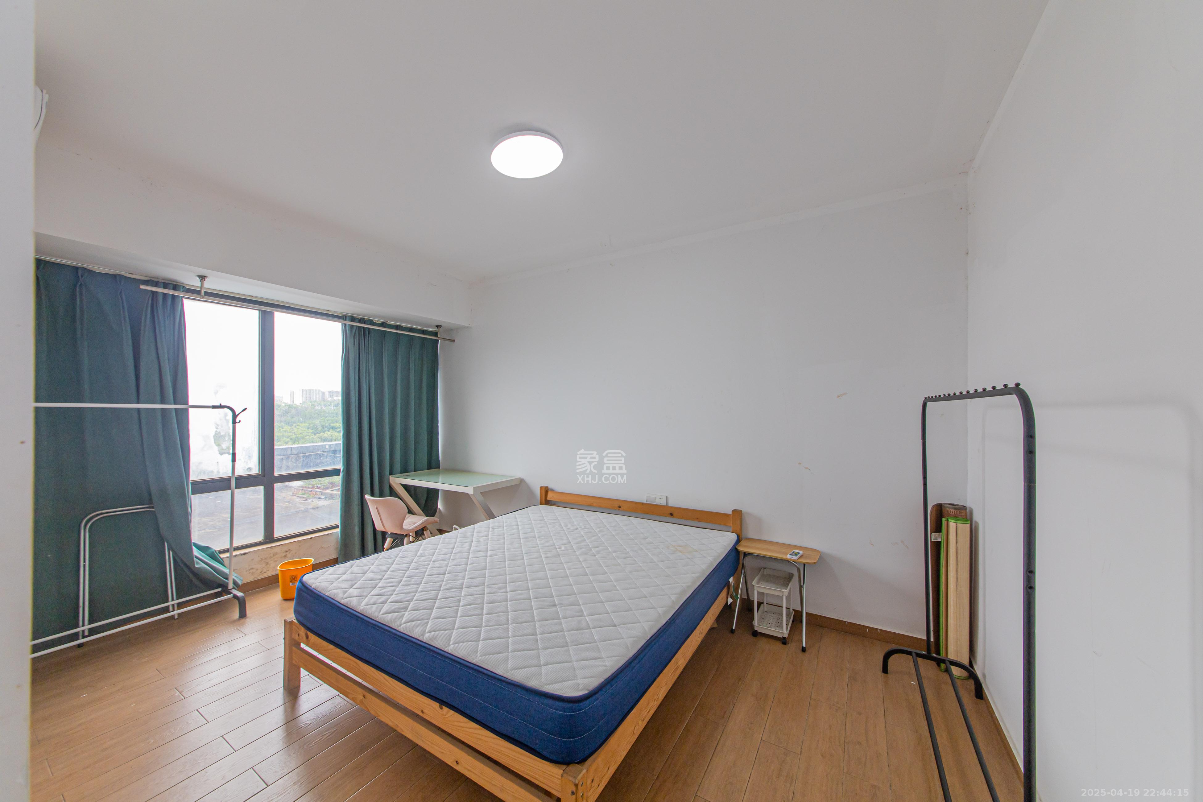 中信城市广场(中信新城一期) 4室2厅2卫 108.0万 中信城市广场(中信新城一期) 4室2厅2卫 108.0万客厅