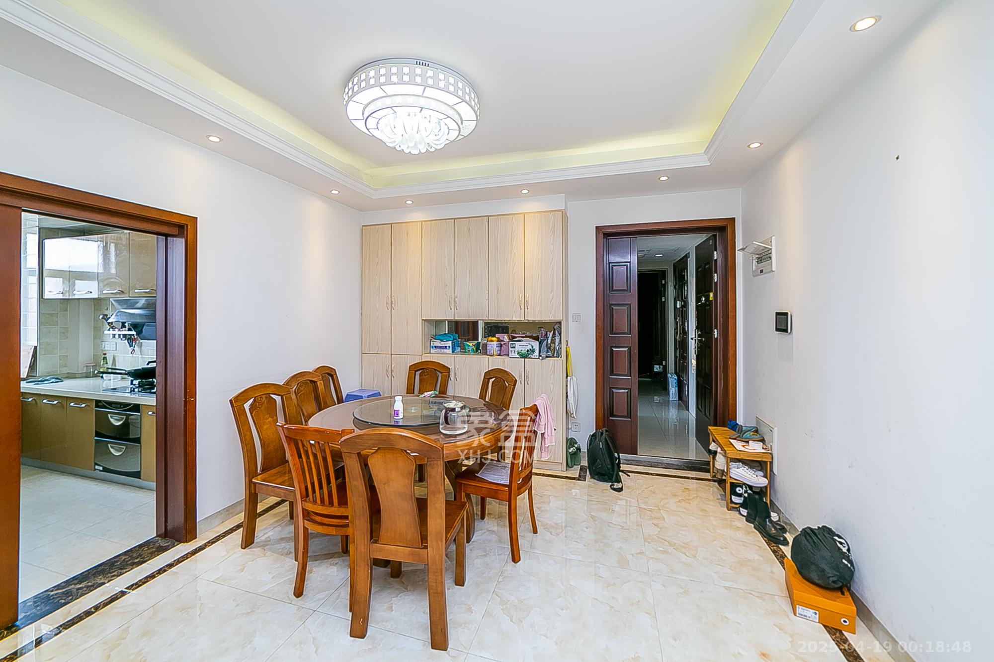 第六都(陆都小区) 3室2厅2卫 199.8万 第六都(陆都小区) 3室2厅2卫 199.8万客厅