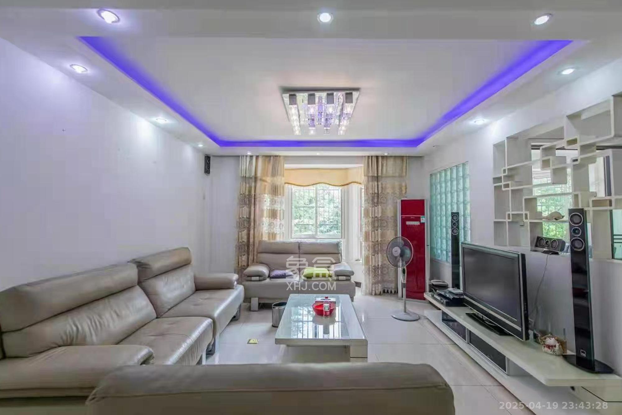 山水人家一二期 4室2厅3卫 138.0万 山水人家一二期 4室2厅3卫 138.0万客厅