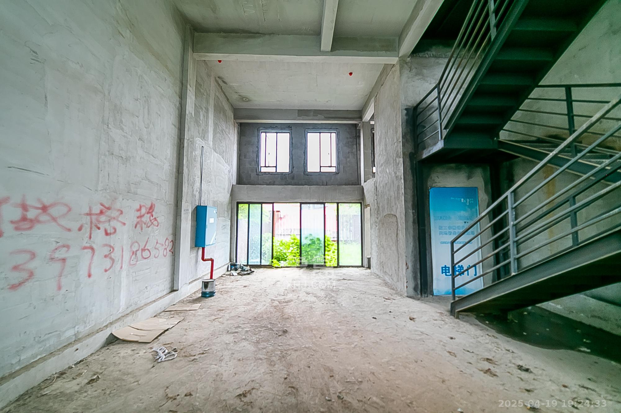 万科紫台 6室3厅3卫 388.0万 万科紫台 6室3厅3卫 388.0万卧室