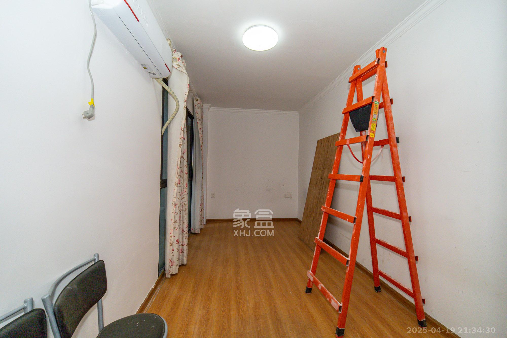 国泰九龙湾 4室2厅2卫 95.0万 国泰九龙湾 4室2厅2卫 95.0万卧室