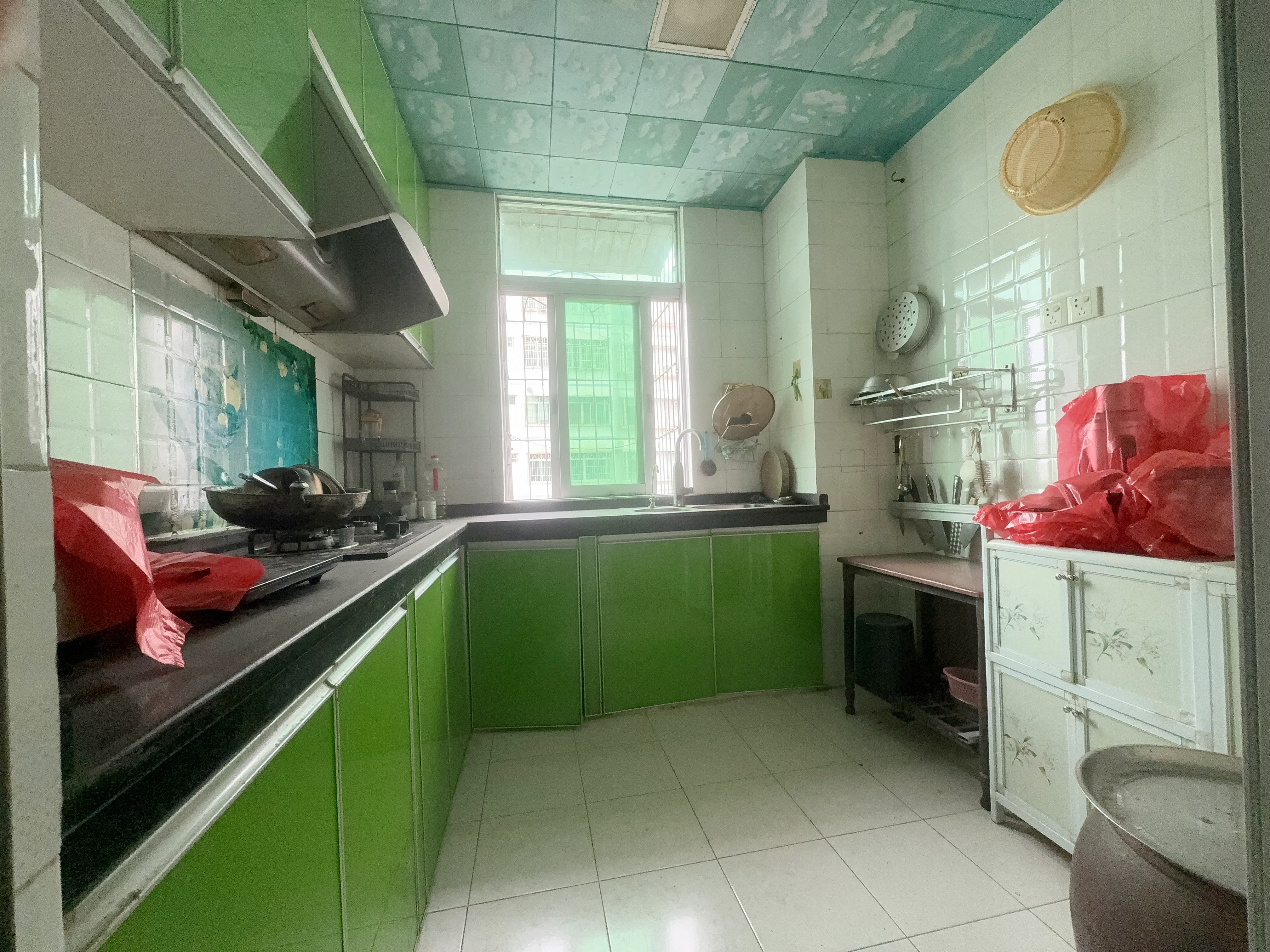 电镀厂宿舍 3室2厅2卫 85.0万 电镀厂宿舍 3室2厅2卫 85.0万客厅