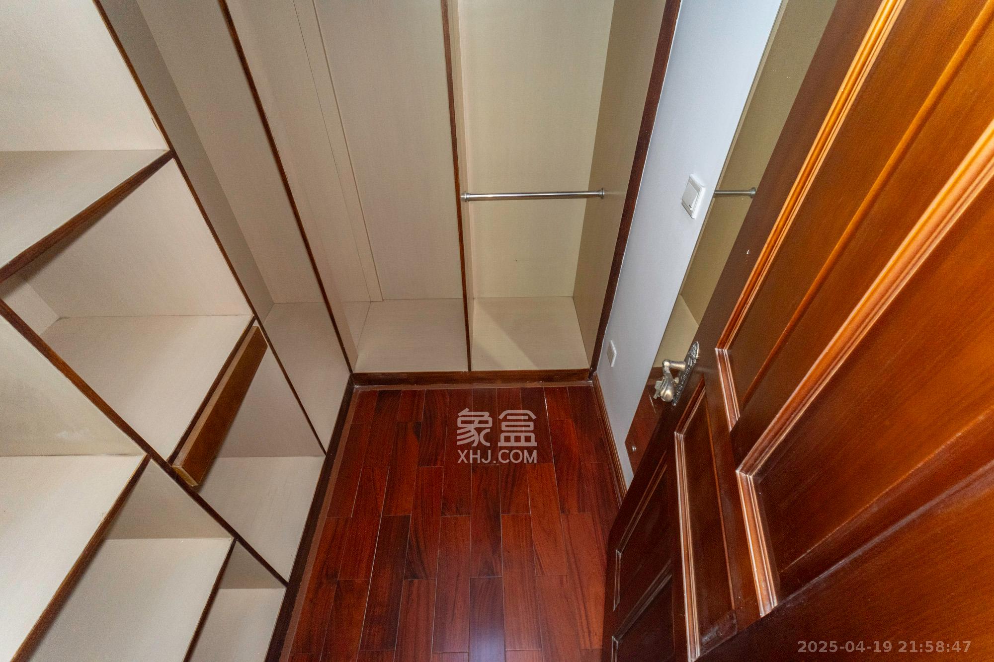 金色比华利  7室3厅3卫    255.0万 金色比华利  7室3厅3卫    255.0万其他