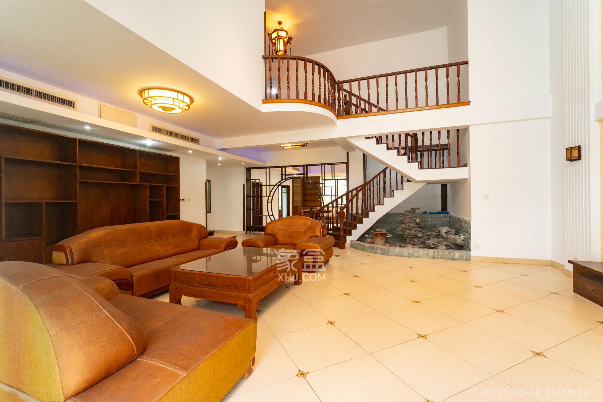 金色比华利  7室3厅3卫    255.0万 金色比华利  7室3厅3卫    255.0万客厅