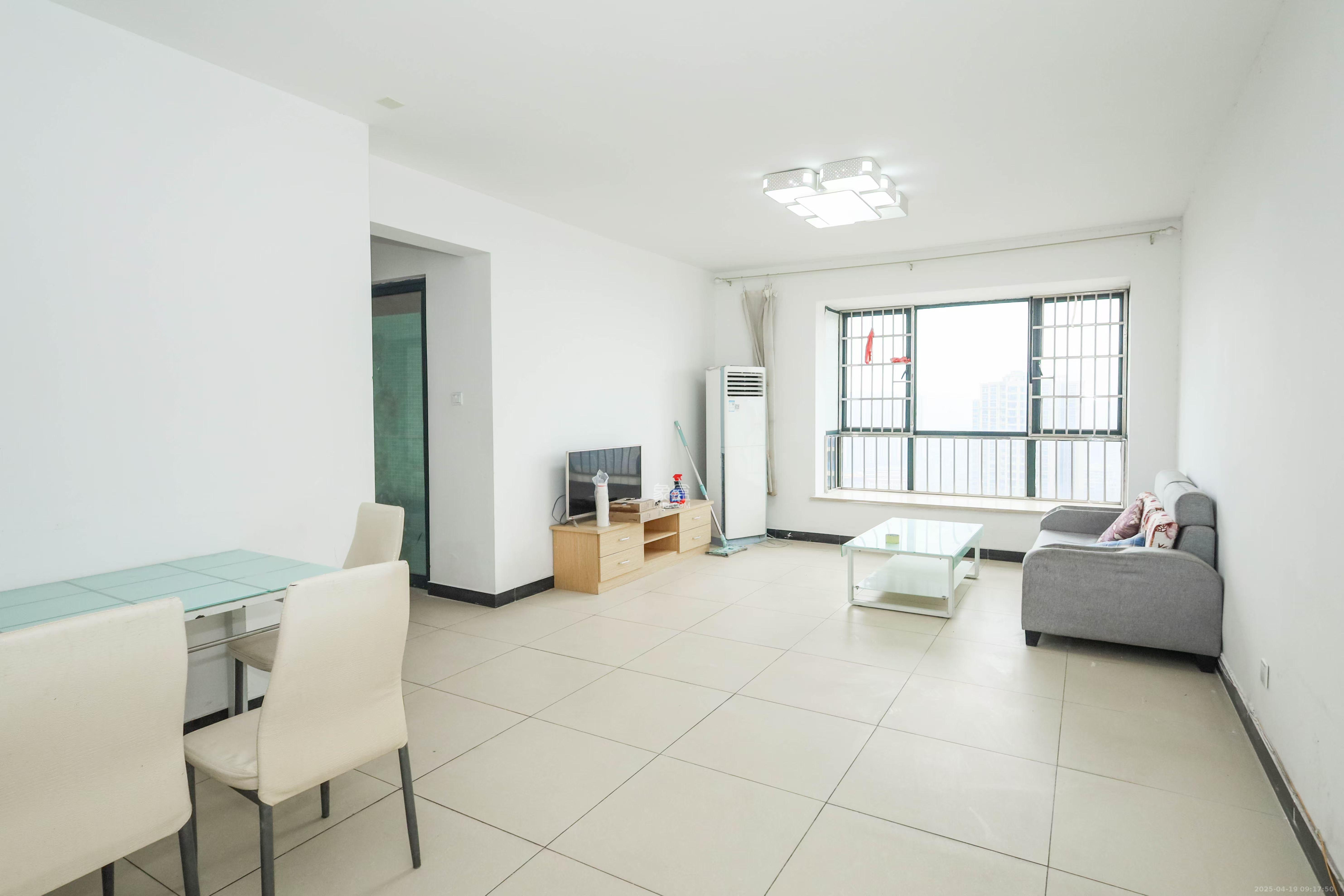 华美公寓(新猎鹰公寓)  3室2厅1卫    2500.0元/月 华美公寓(新猎鹰公寓)  3室2厅1卫    2500.0元/月室内图1