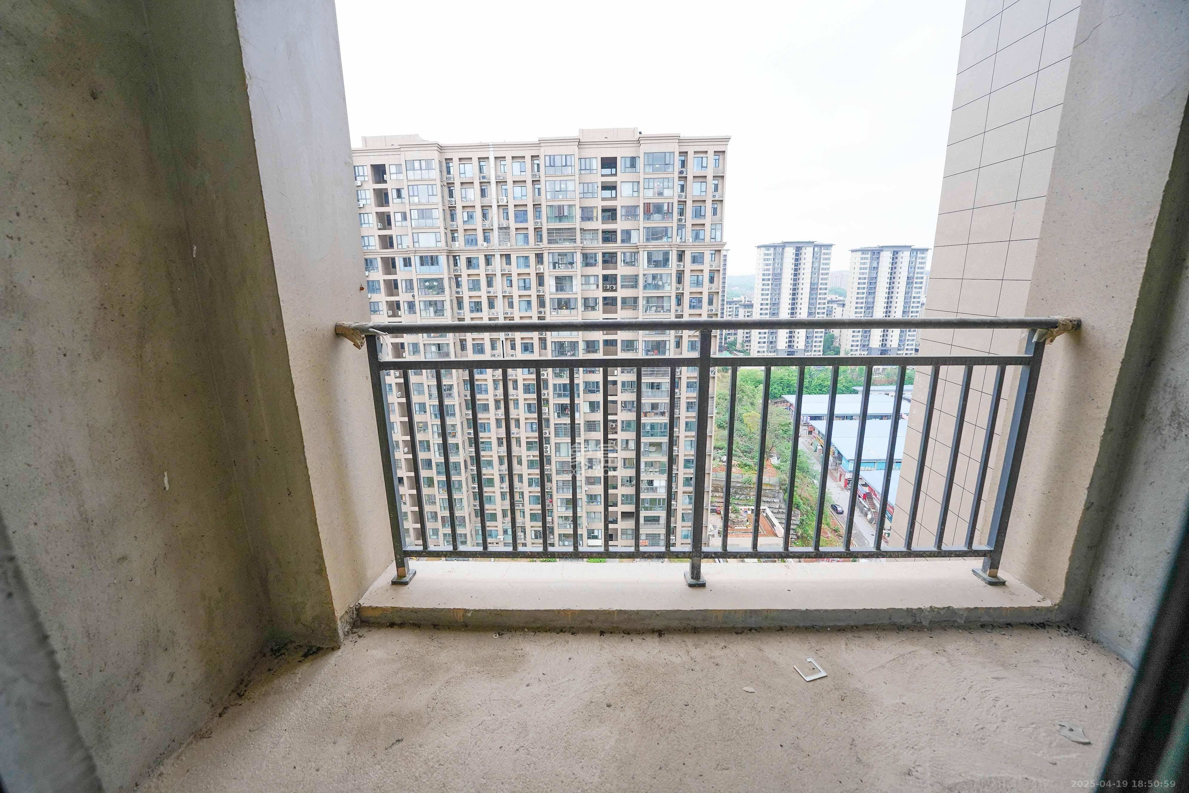 创世纪广场 1室1厅1卫 24.8万 创世纪广场 1室1厅1卫 24.8万阳台