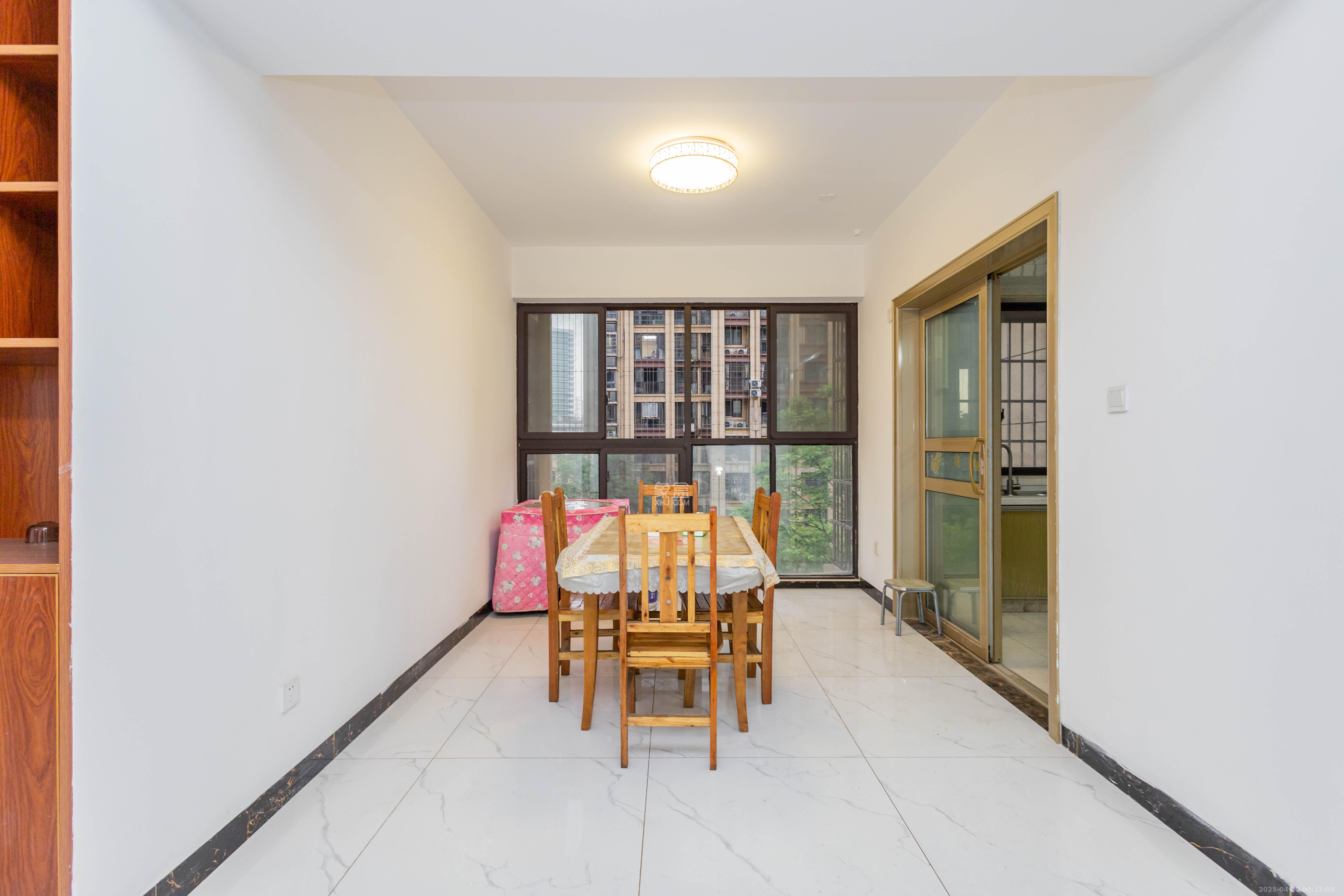 东方美地  3室2厅2卫    91.8万客厅