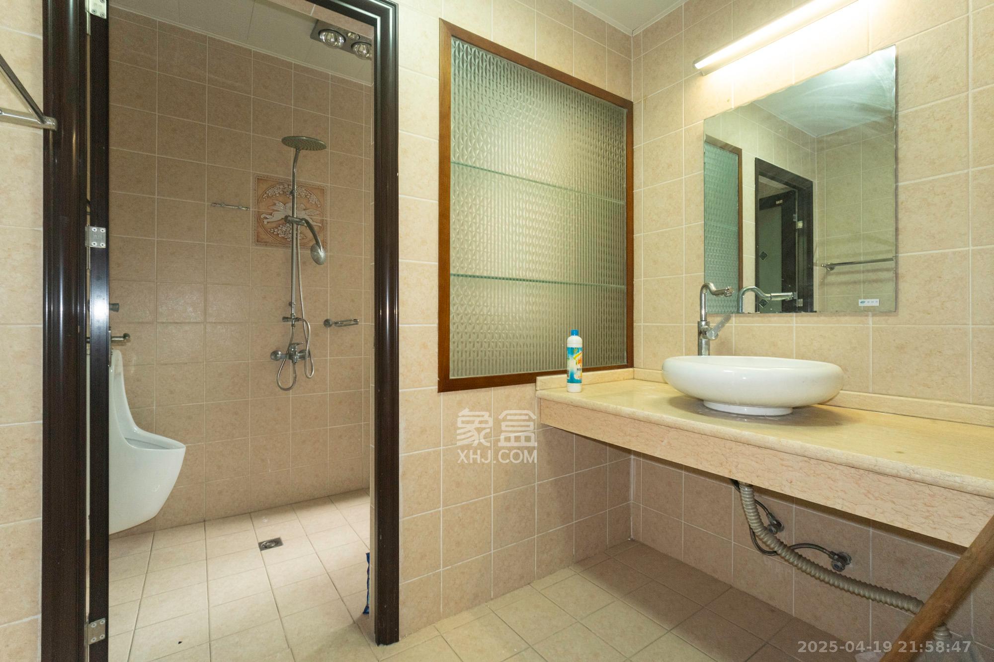 金色比华利  7室3厅3卫    255.0万 金色比华利  7室3厅3卫    255.0万卫生间