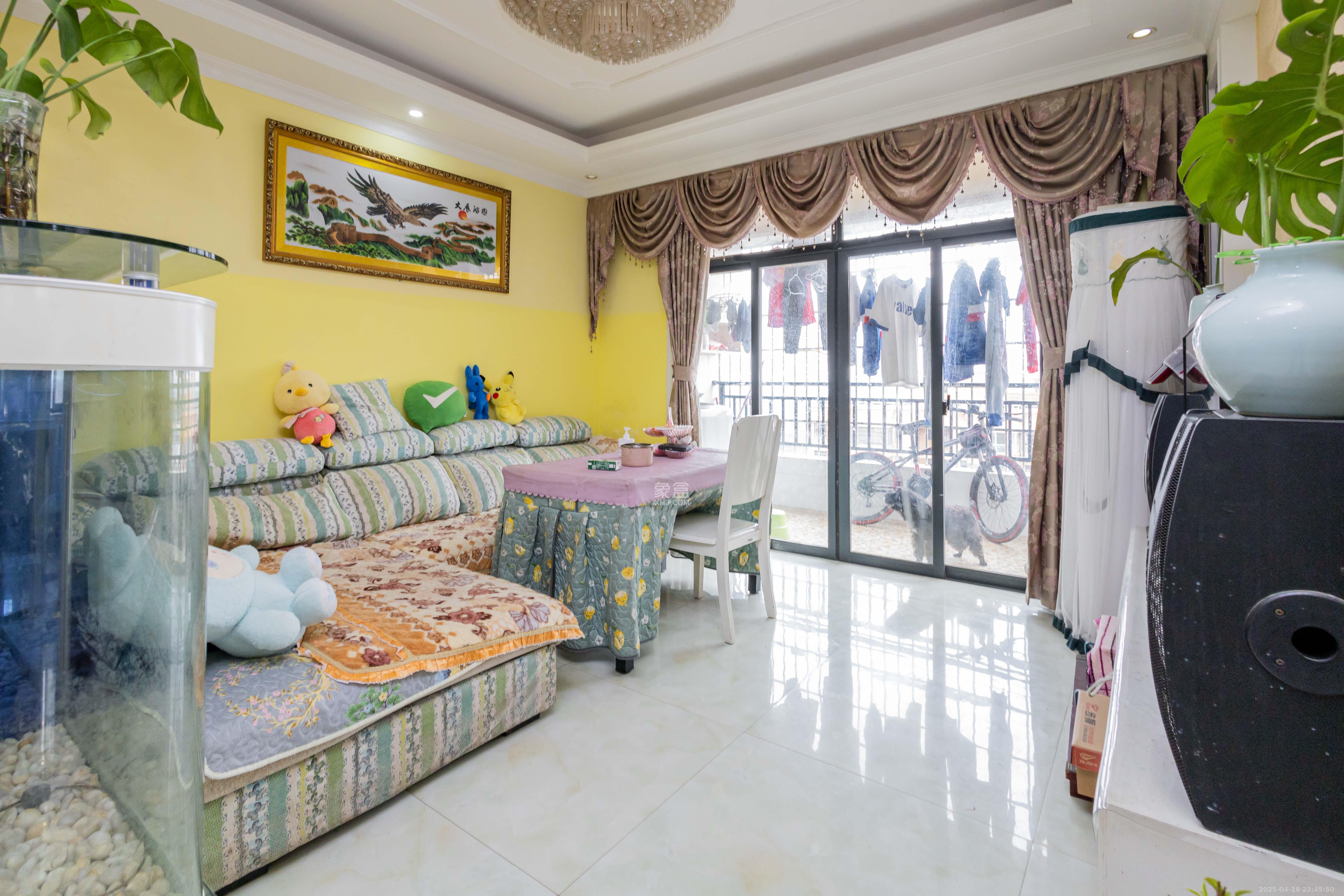 紫华郡 3室1厅1卫 56.0万 紫华郡 3室1厅1卫 56.0万客厅