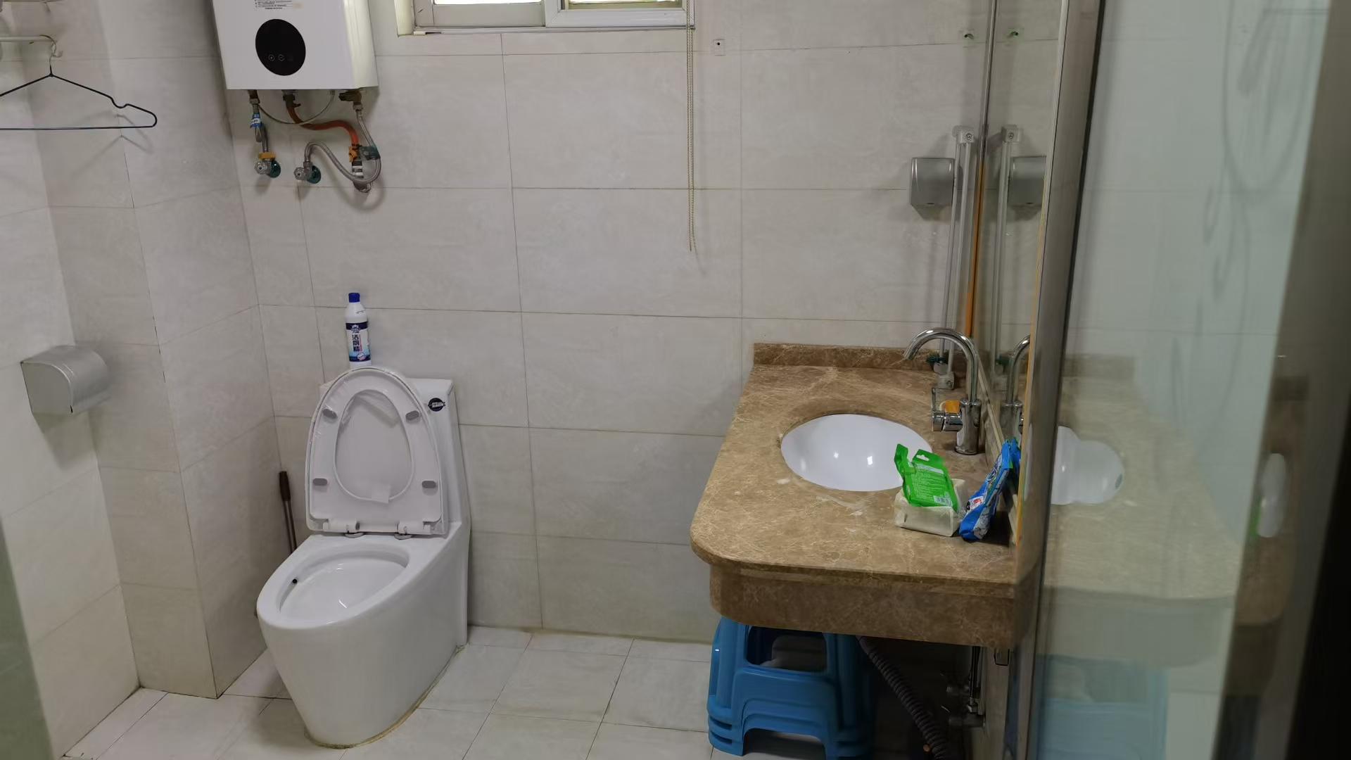 滨江温泉花园  3室2厅1卫    2500.0元/月 滨江温泉花园  3室2厅1卫    2500.0元/月室内图